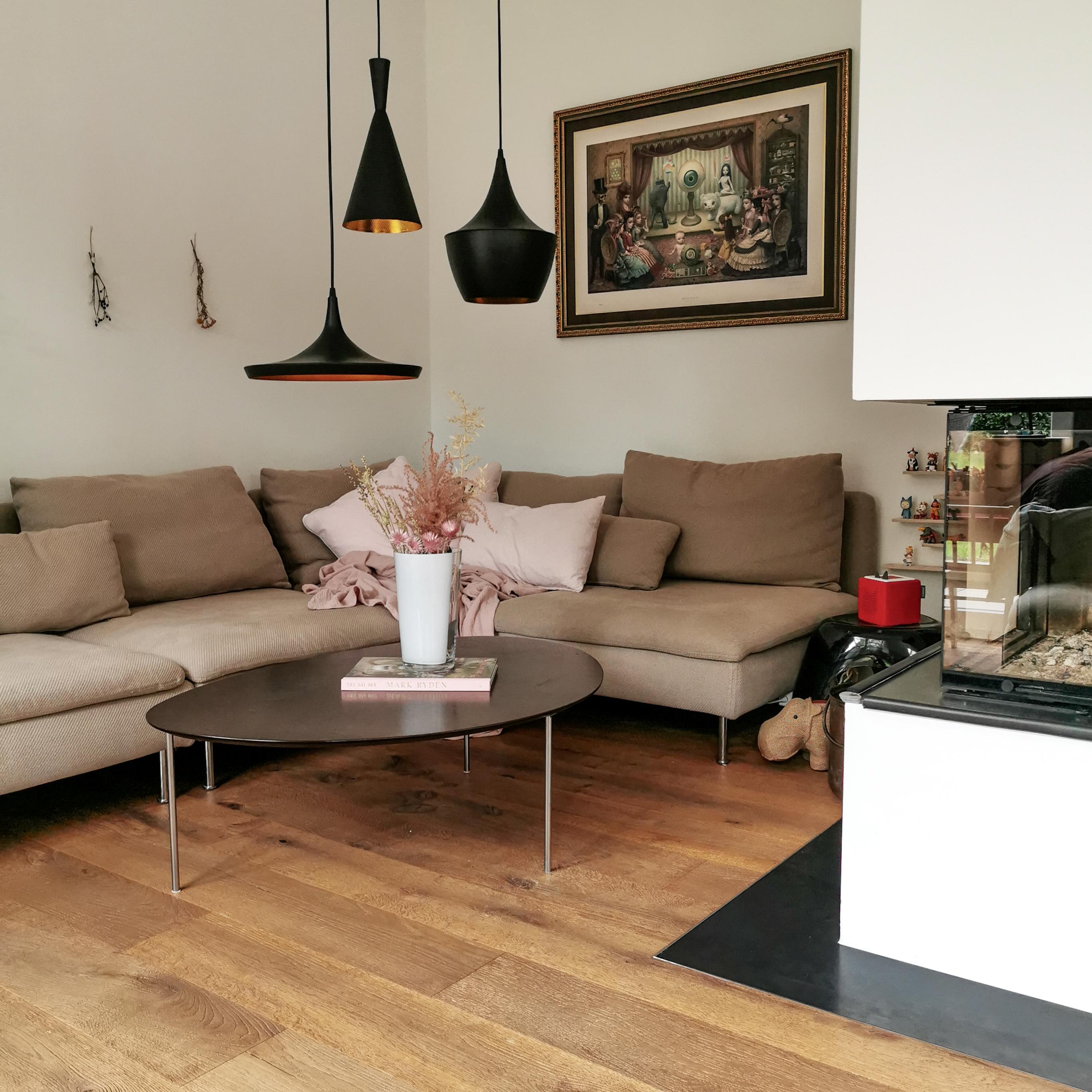 #lieblingsplatz #wohnzimmer #stilmix #stuhlmix #couch #livingroom #holzboden #kamin #lebenmitkindern 