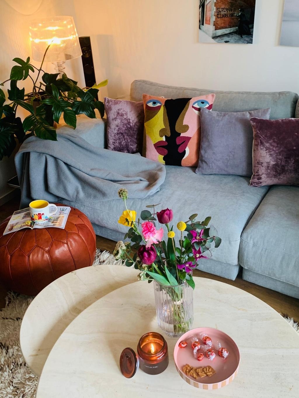 #lieblingsraum #wohnzimmer #livingroom #hygge # flowers             #berberteppich #couchtisch# marmor #livingchellange