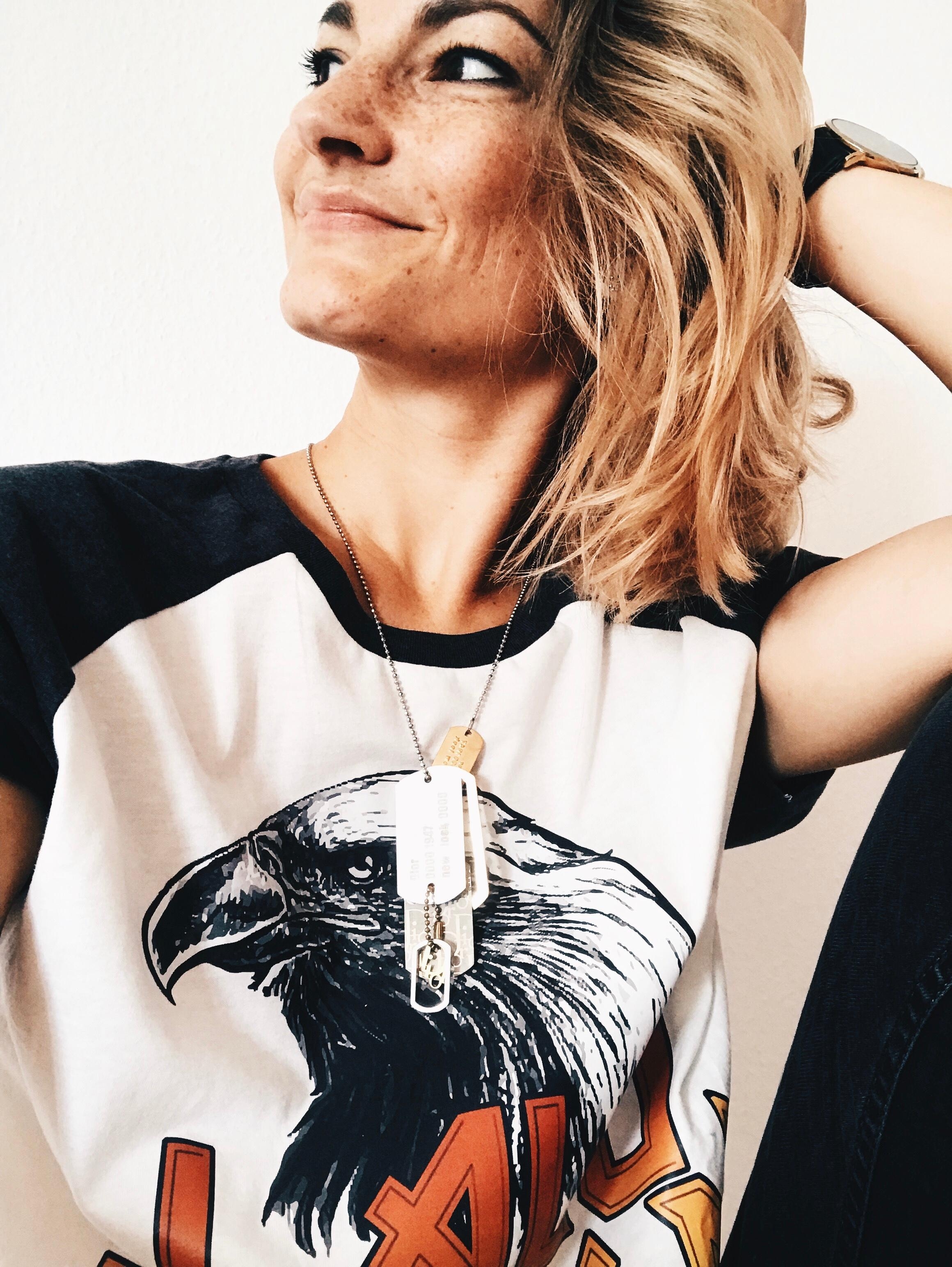 Lieblingsshirt. 🖤
#shirtoftheday #ootd #fashion #laludesign #selfie #tshirt #outfit #mode #statementshirt