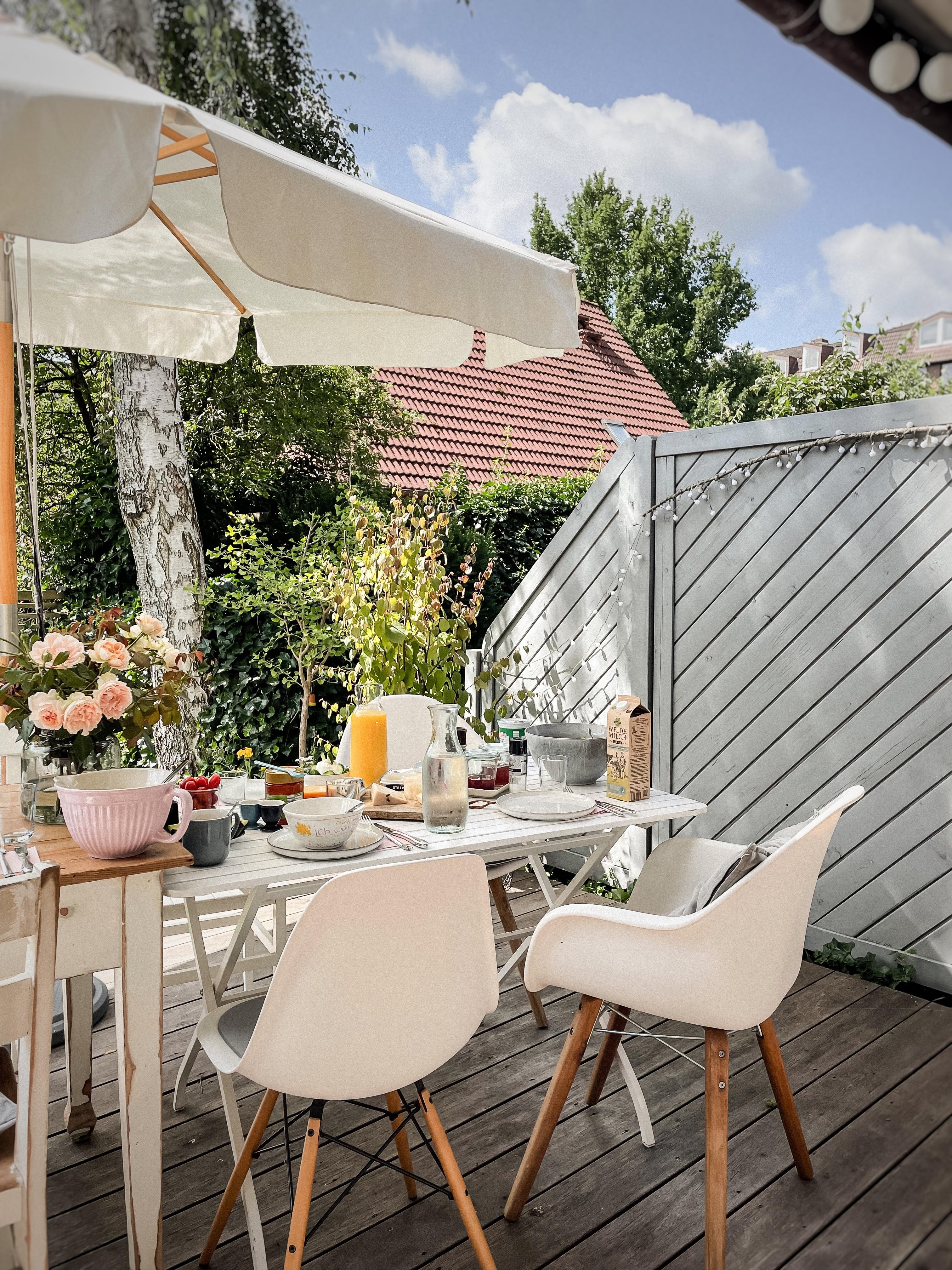 Lieblingssonntag #gartenzeit #terrasse #familyfirst #vitra #stuhlmix #nordicliving #amliebstendraussen