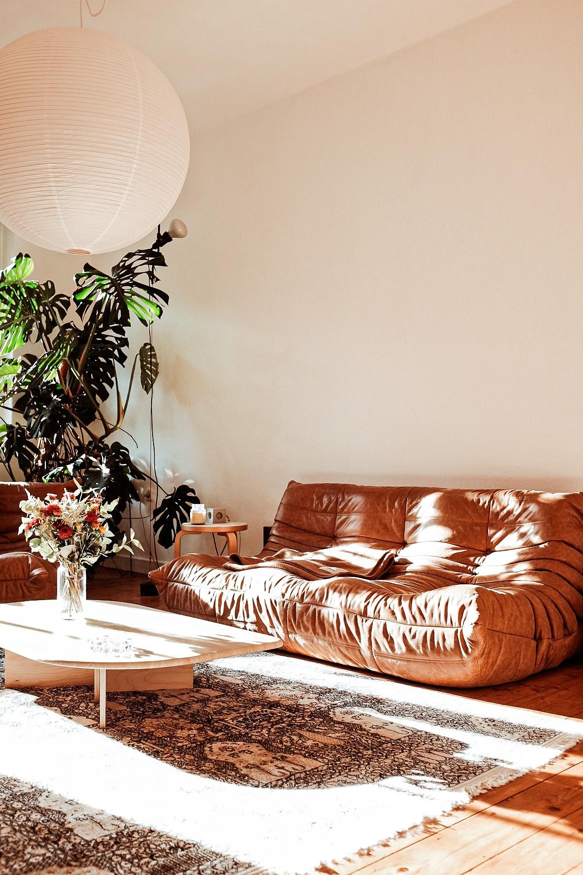 liebstes Sofa 💛
#wohnzimmer #livingroom #sofa #sunlight