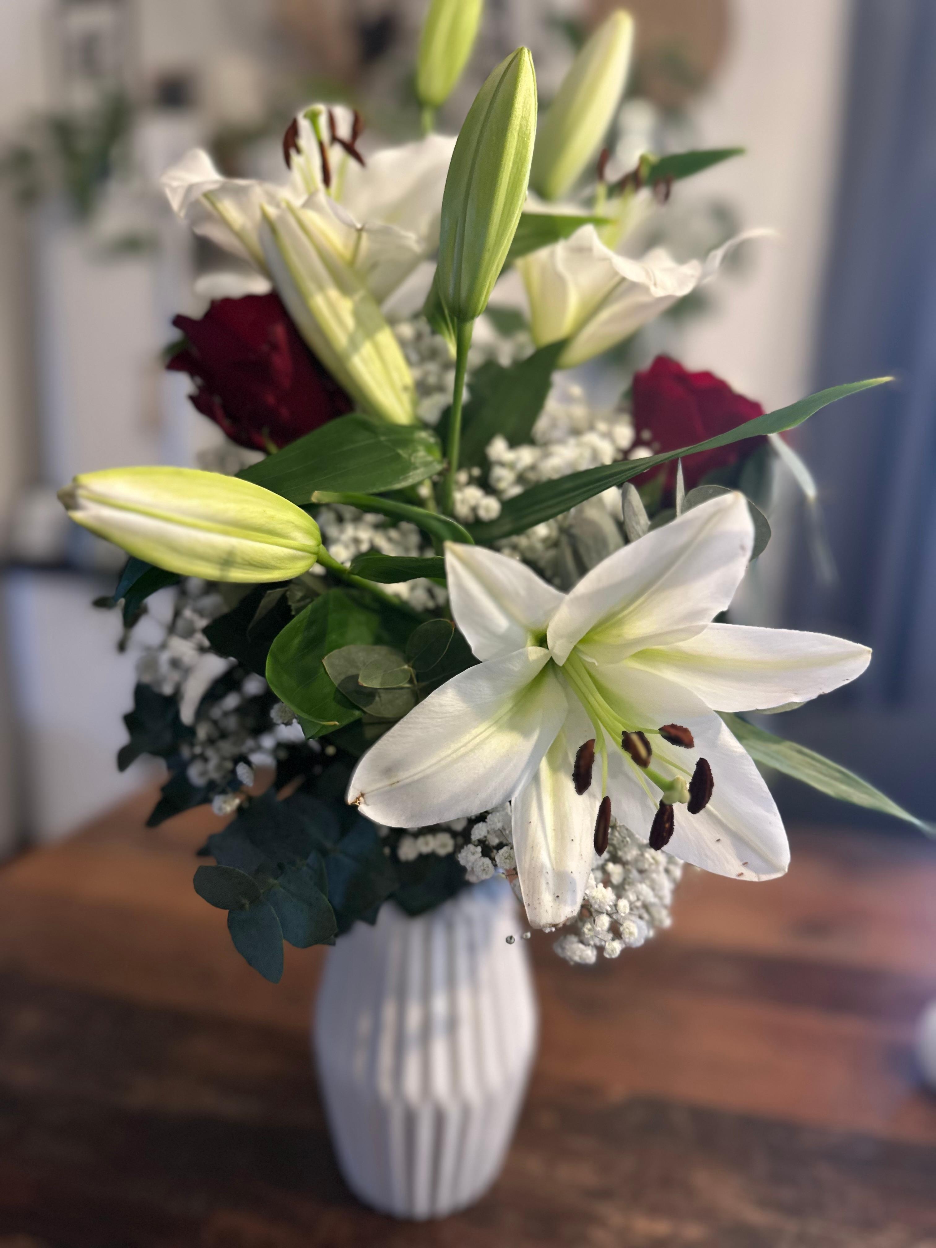 Lilien-Liebe ♥️🤍 Valentinstag 💌 

#liebe #fürimmer #lilien #rosen #eukalyptus #schleierkraut #flowers 
#roses 