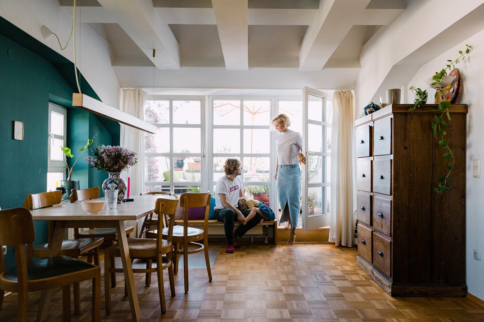 Lina, Max und Alma wohnen in in einer hellen Maisonette-Wohnung mit Dachterrasse #tinybalcony
