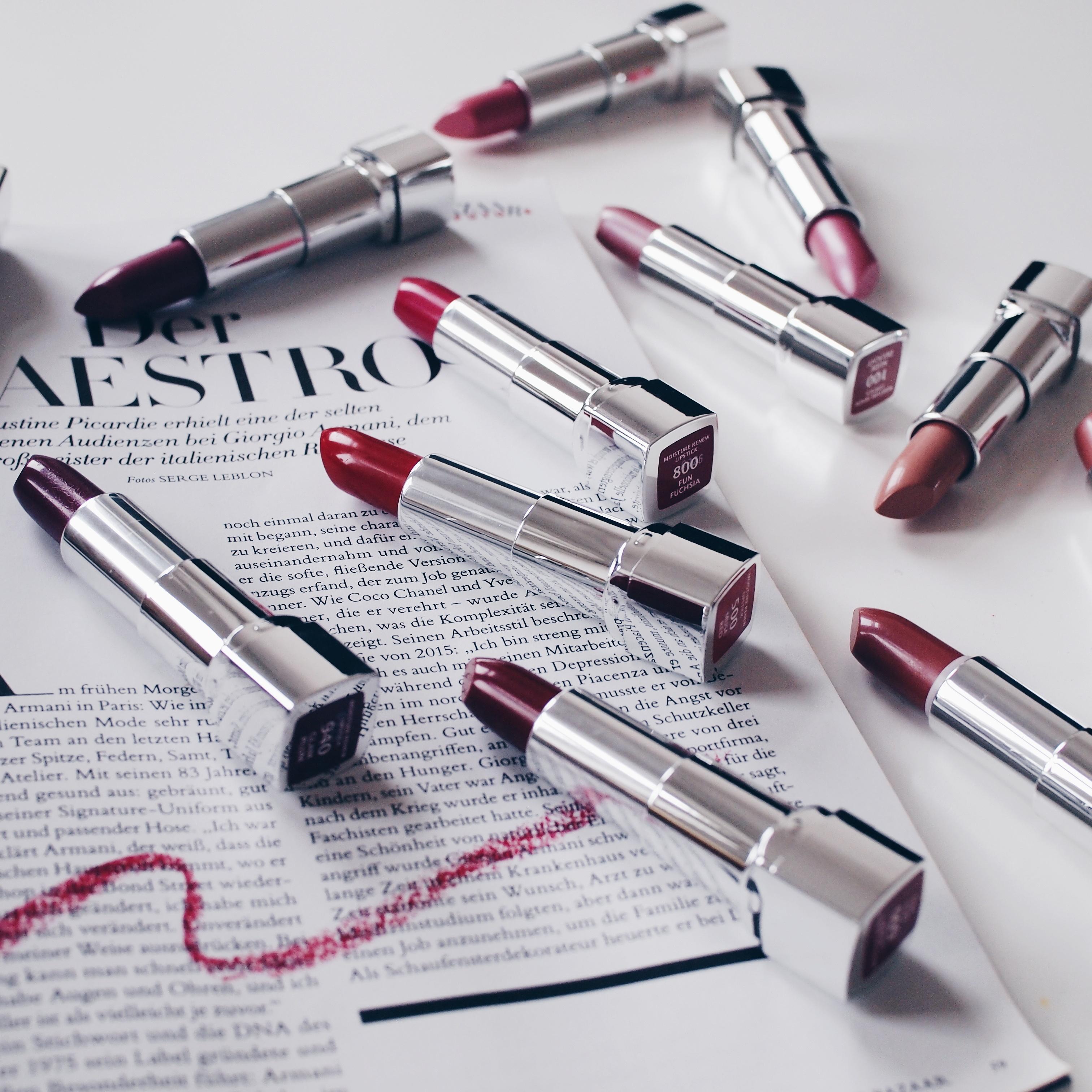 Lipsticks💋 #beauty #beautypost #lipstick #flatlay 