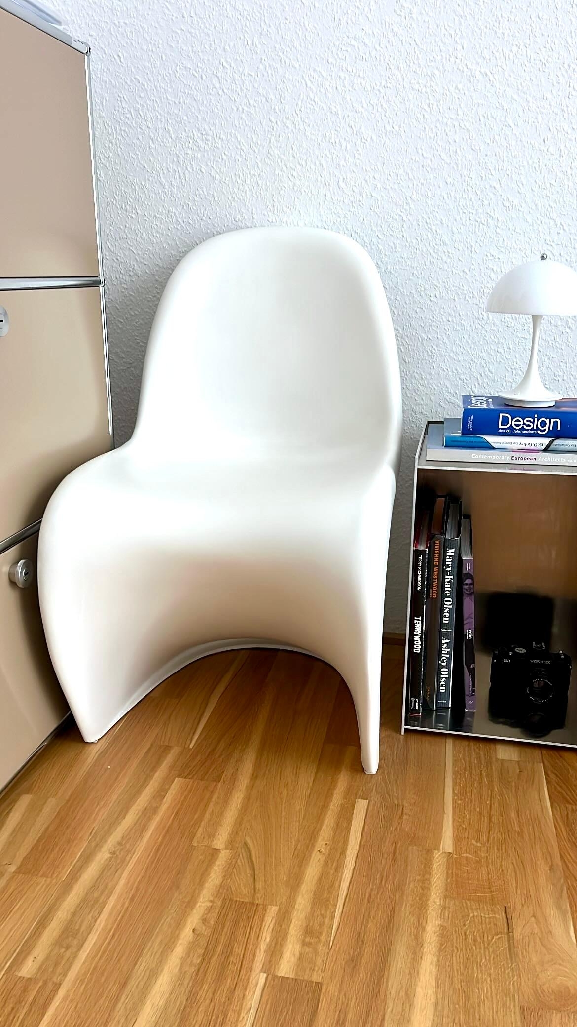 Little workspace corner ✨
#office #studio #midcentury #midcenturymodern #vernerpanton #usmhaller #frama #chrome #louispoulsen 