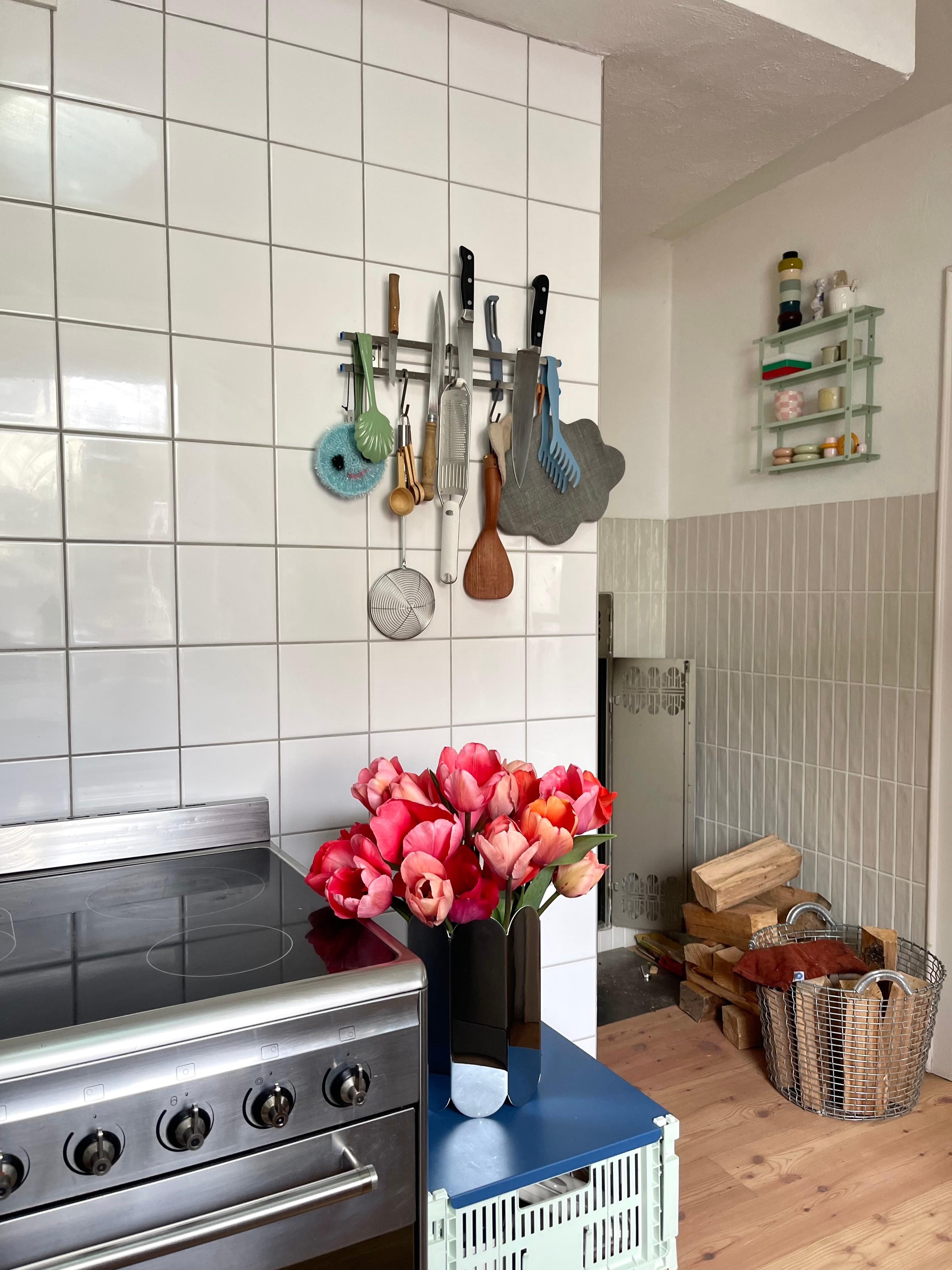 #living #home #interior #interiør #altbauliebe #wohnen #skandinavisch #couchstyle #küche #vase #regal #blumen #skandi #kitchen #deko