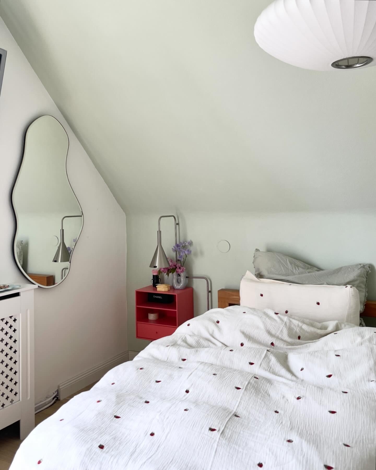 #living #home #interior #interiør #altbauliebe #wohnen #skandinavisch #couchstyle #schlafzimmer #wolldecke #lampe #skandi #spiegel #deko #bedroom