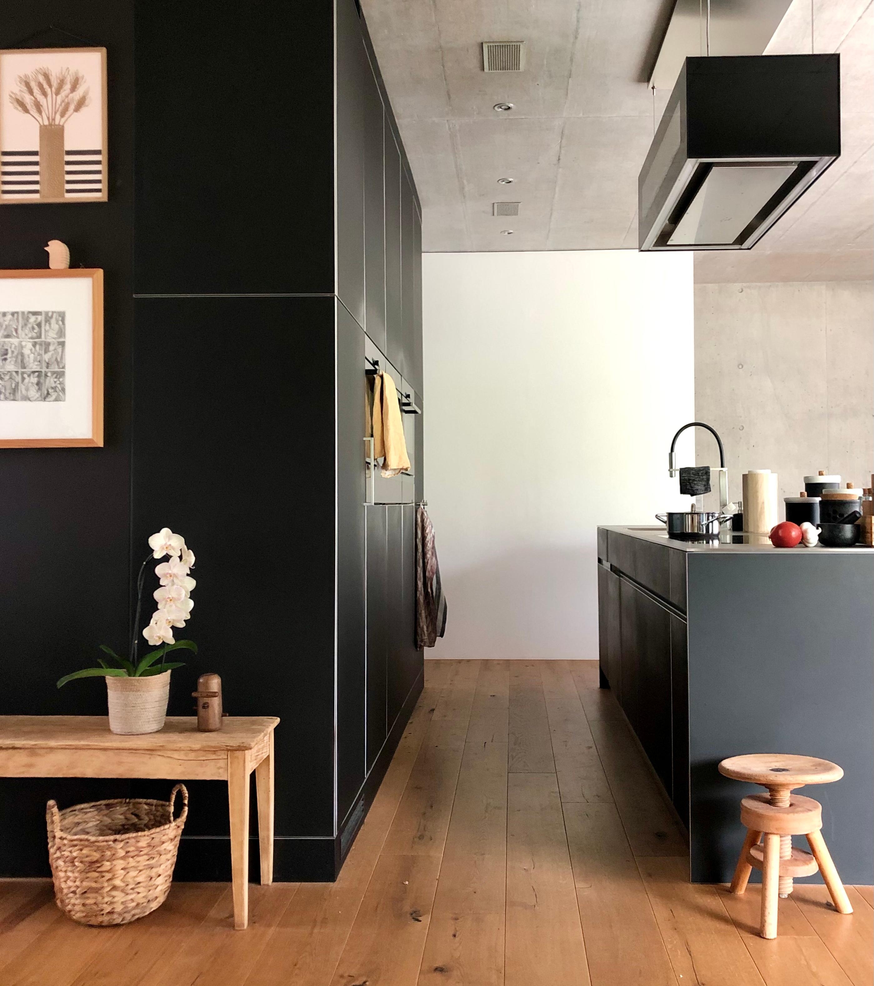 #livingchallenge #küche
Unsere schwarze Küche, kombiniert mit Holz und Beton.