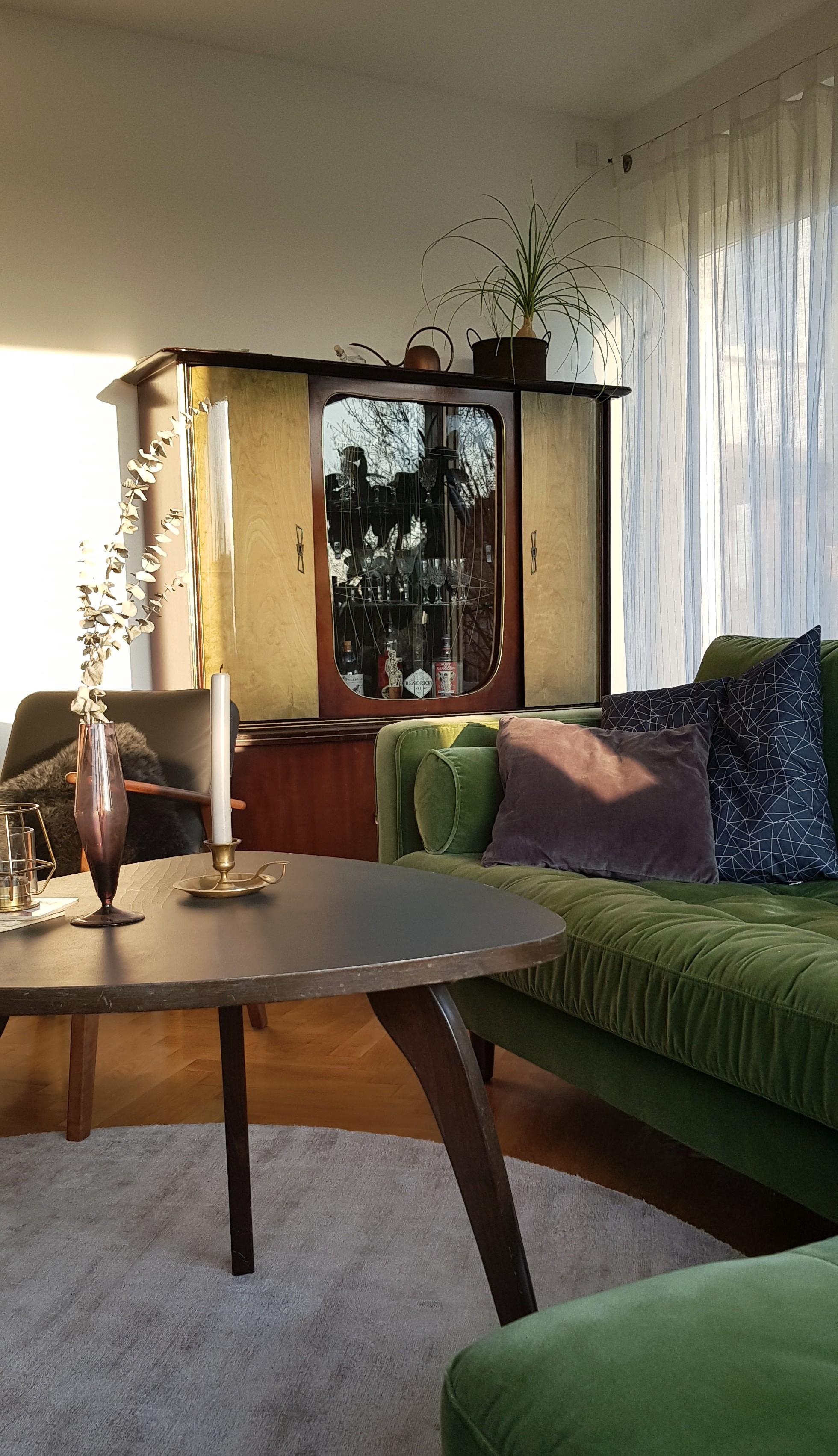 #livingchallenge #sofaecke
Das Sofa war Liebe auf den 1. Blick. Der Schrank von Oma weckt stets Kindheitserinnerungen 🖤