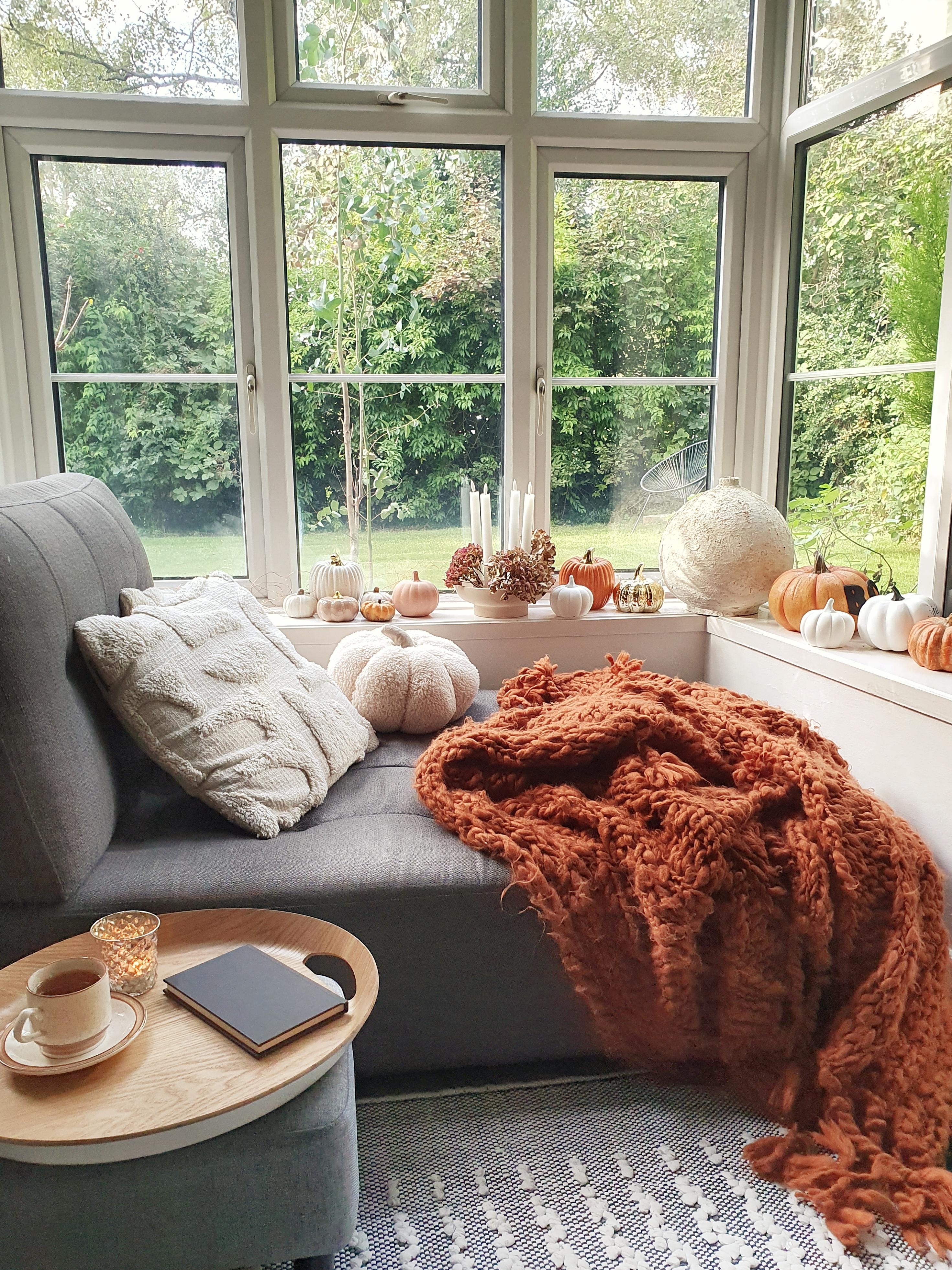 #livingchallenge #wohnzimmer #cozy #altbau #herbst #herbstdeko #couchliebt #pumpkins 