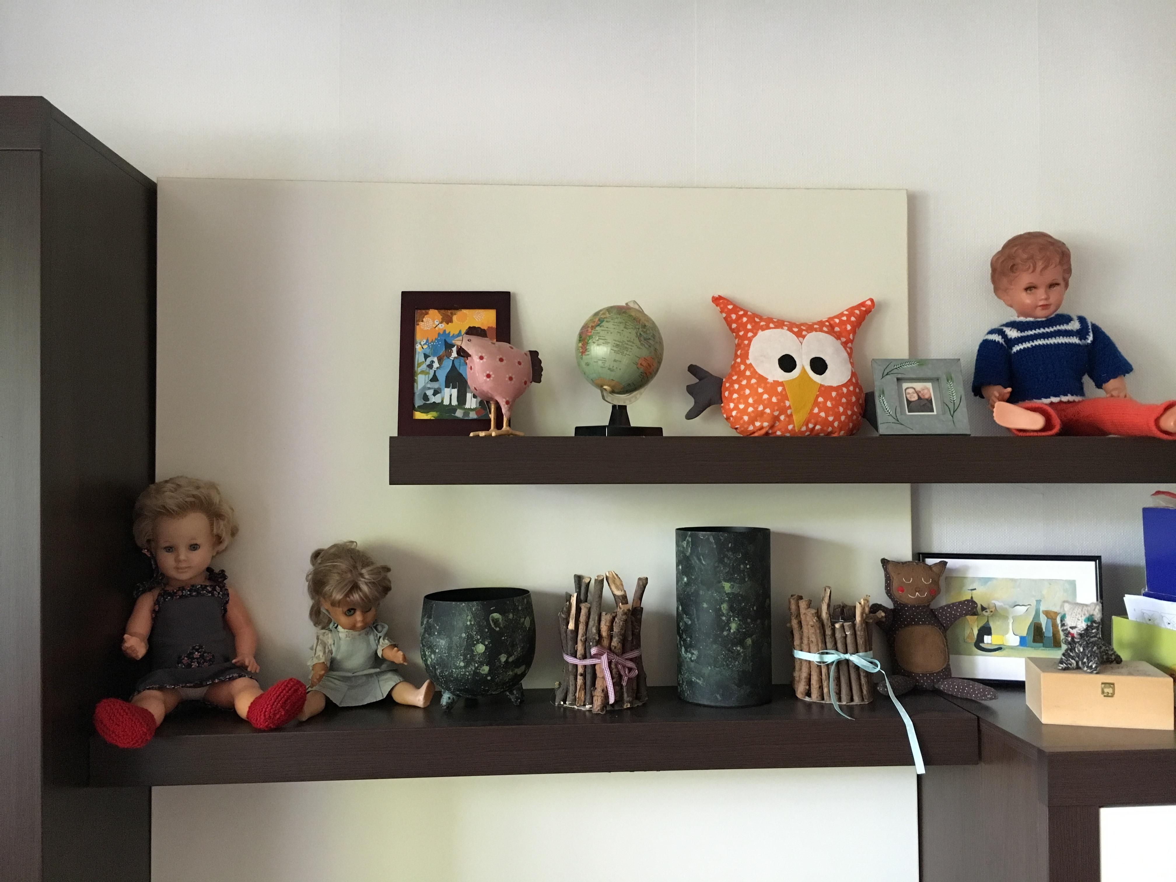 #livingchallenge #wohnzimmer nach unserem umzug herrscht noch Chaos, aber dieses Regal mit alten Puppen  ist schön