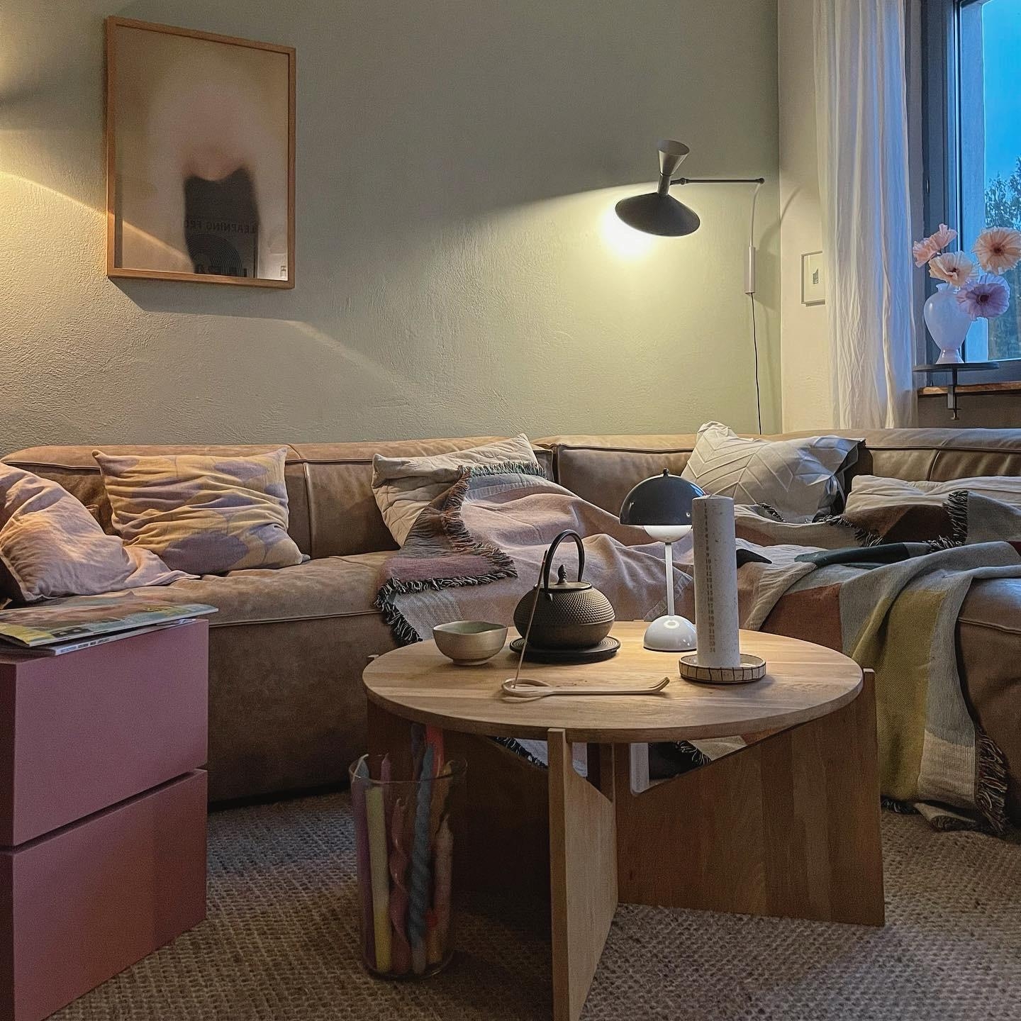 #living#home#interior#interiør#altbauliebe#wohnen#skandinavisch#couchstyle#couchtisch#regal#couch#licht#cozy