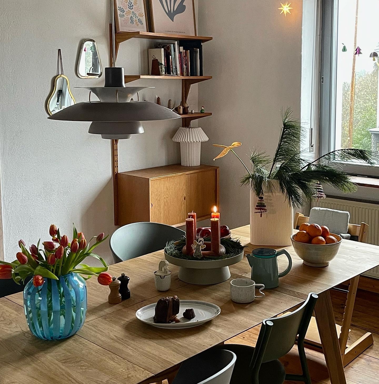 #living#home#interior#interiør#altbauliebe#wohnen#skandinavisch#couchstyle#esszimmer#blumen#esstisch#Advent#deko