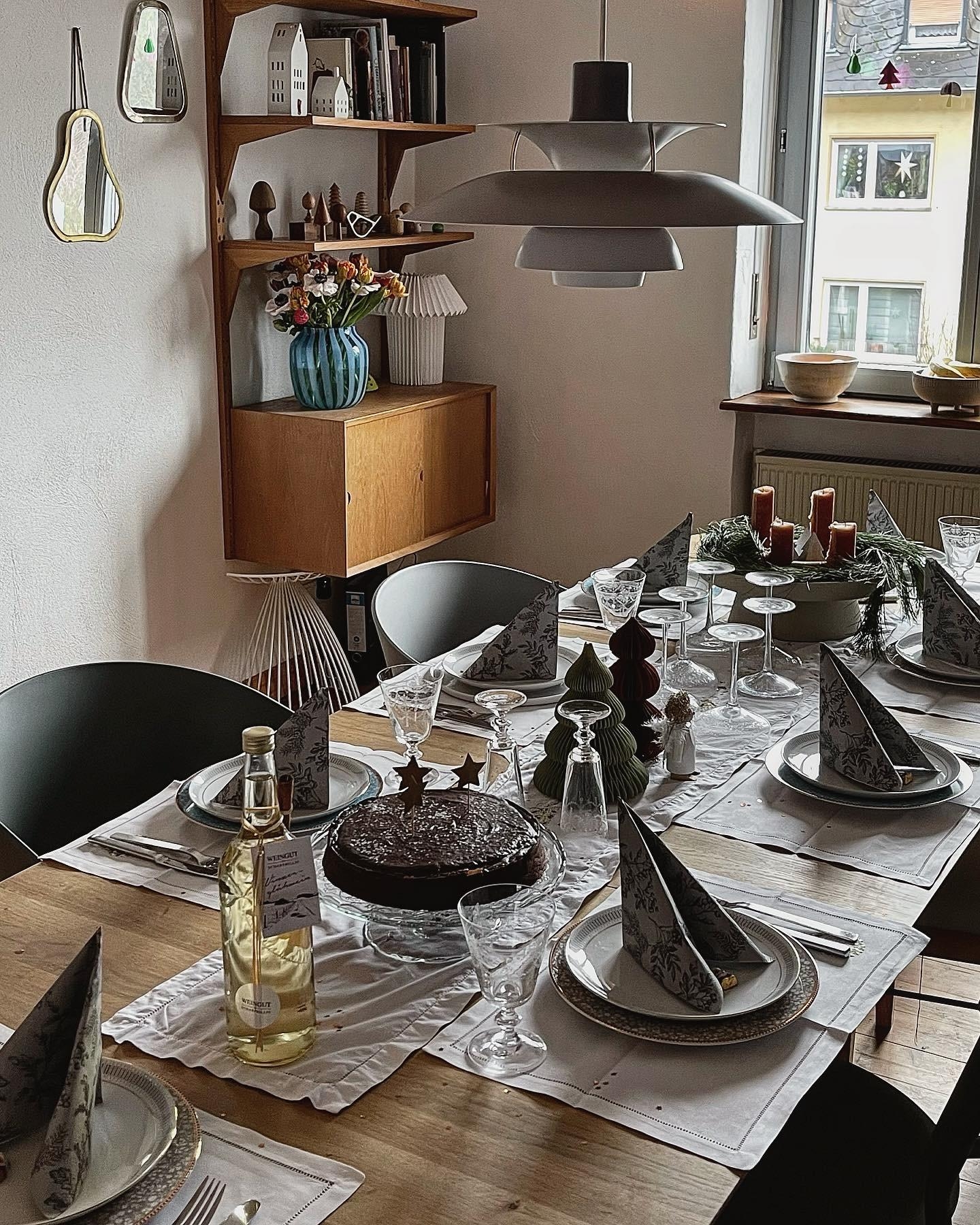 #living#home#interior#interiør#altbauliebe#wohnen#skandinavisch#couchstyle#esszimmer#blumen#esstisch#Weihnachten#deko