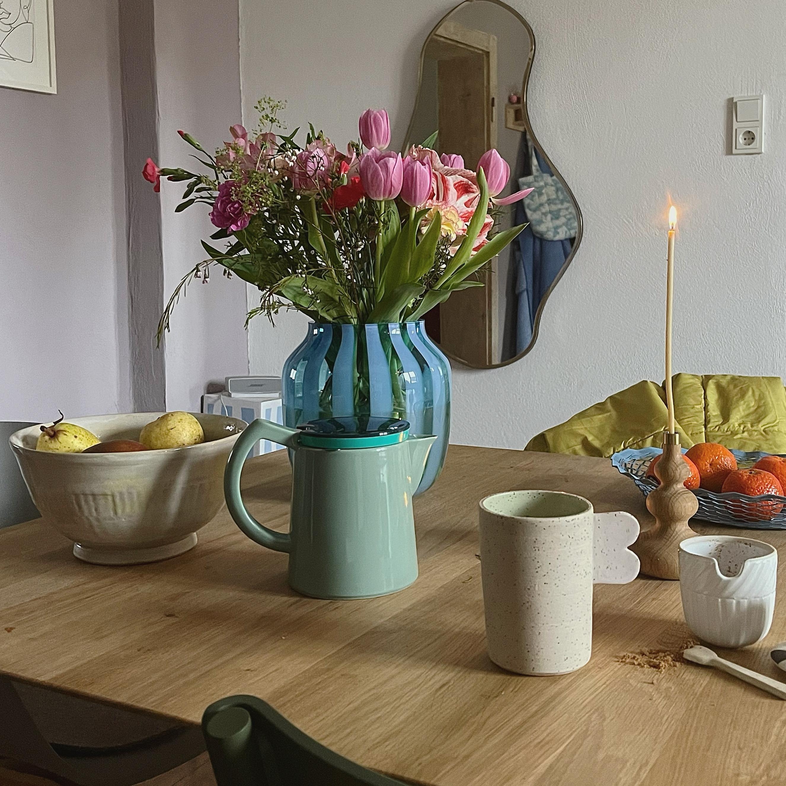 #living#home#interior#interiør#altbauliebe#wohnen#skandinavisch#couchstyle#esszimmer#kaffee#keramik#blumen#esstisch