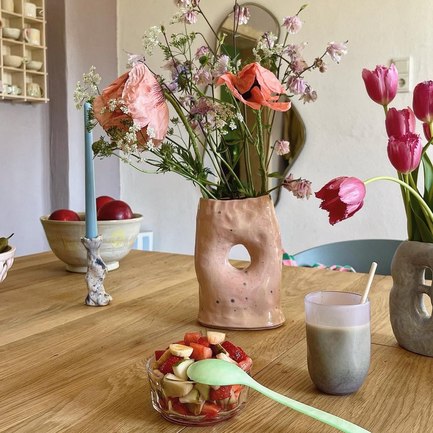 #living#home#interior#interiør#altbauliebe#wohnen#skandinavisch#couchstyle#esszimmer#keramik#flowers#blumen#esstisch
