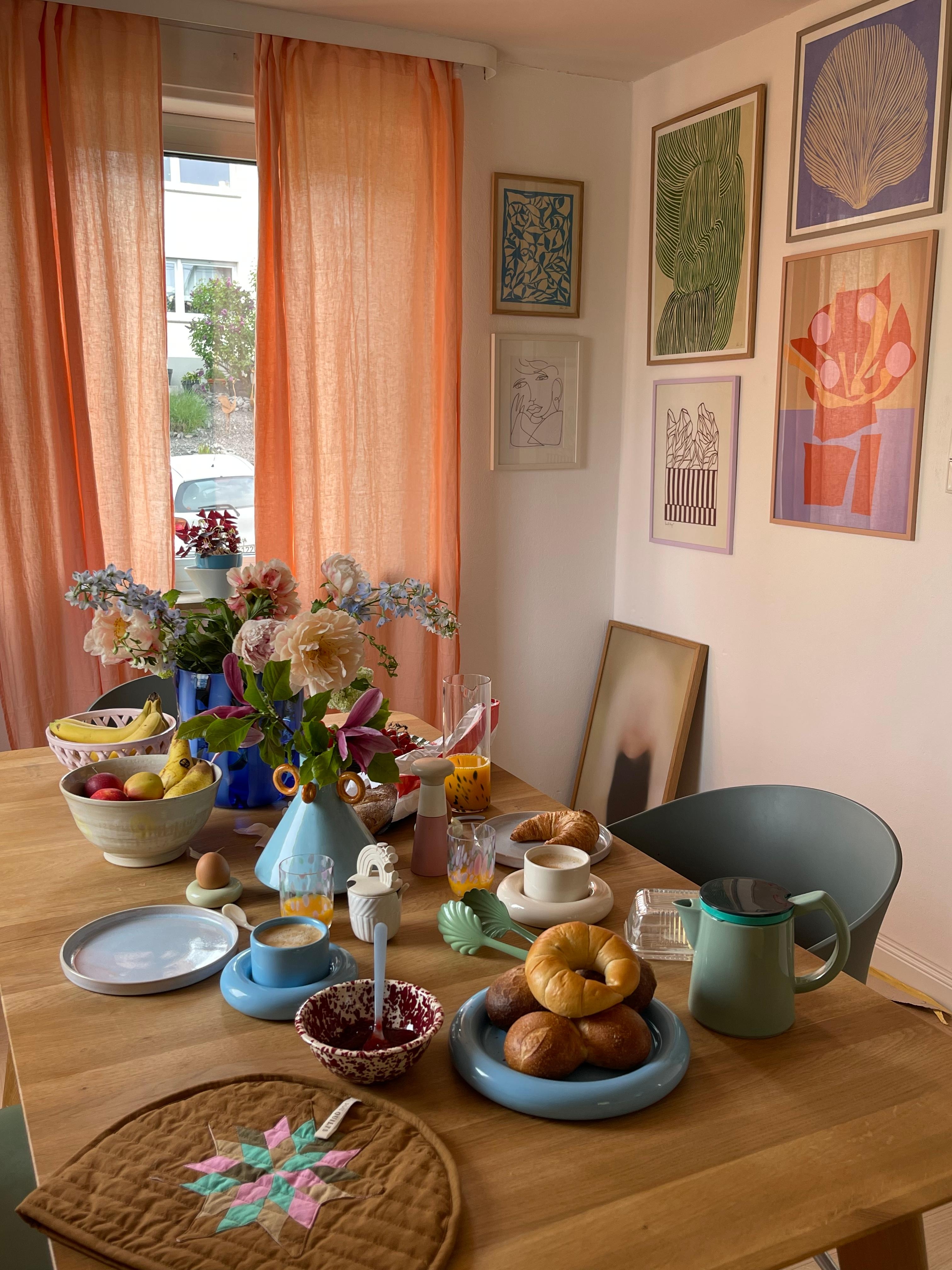 #living#home#interior#interiør#altbauliebe#wohnen#skandinavisch#couchstyle#esszimmer#keramikl#spiegel#blumen#esstisch
