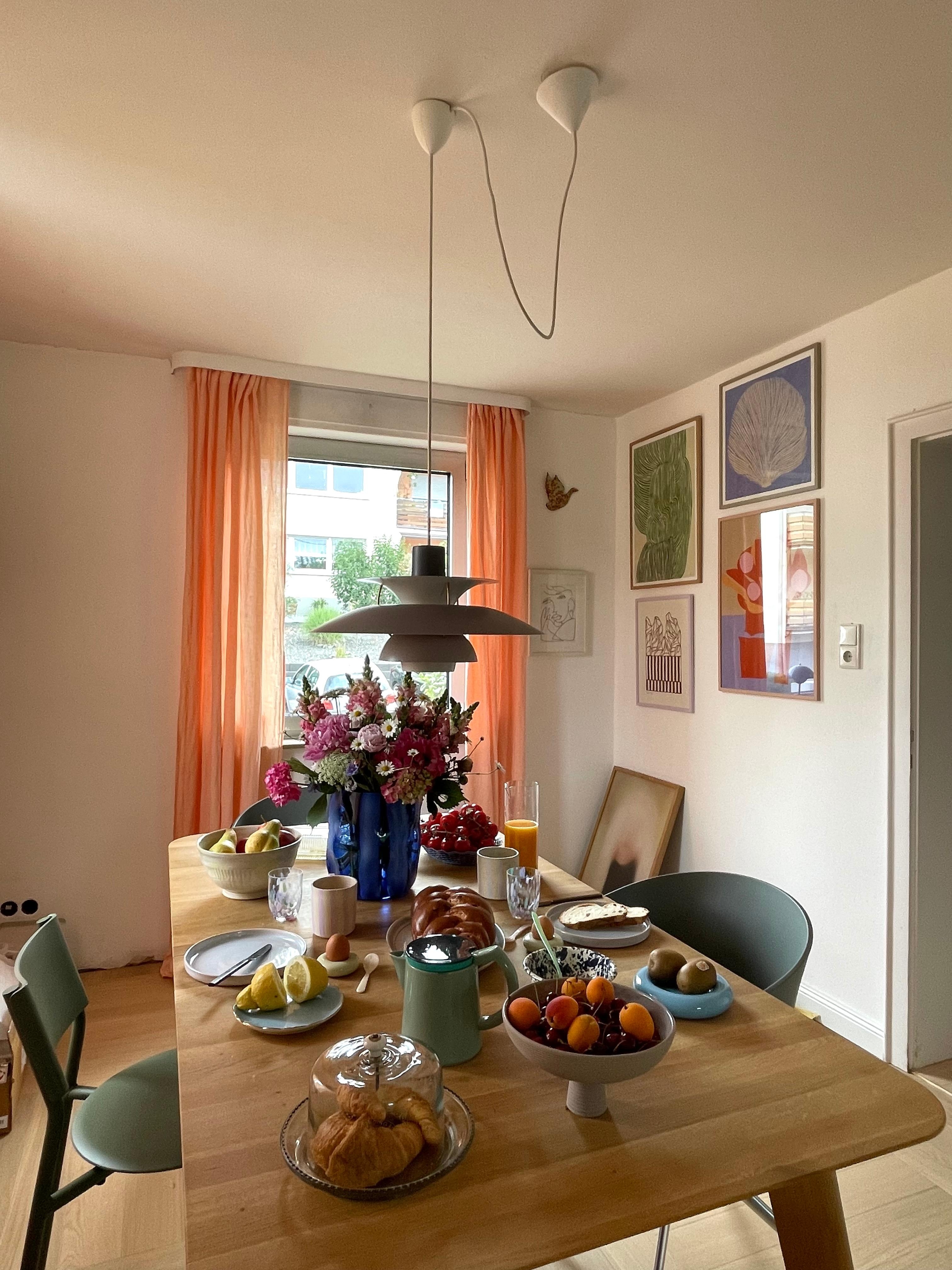 #living#home#interior#interiør#altbauliebe#wohnen#skandinavisch#couchstyle#esszimmer#keramikl#spiegel#blumen#esstisch