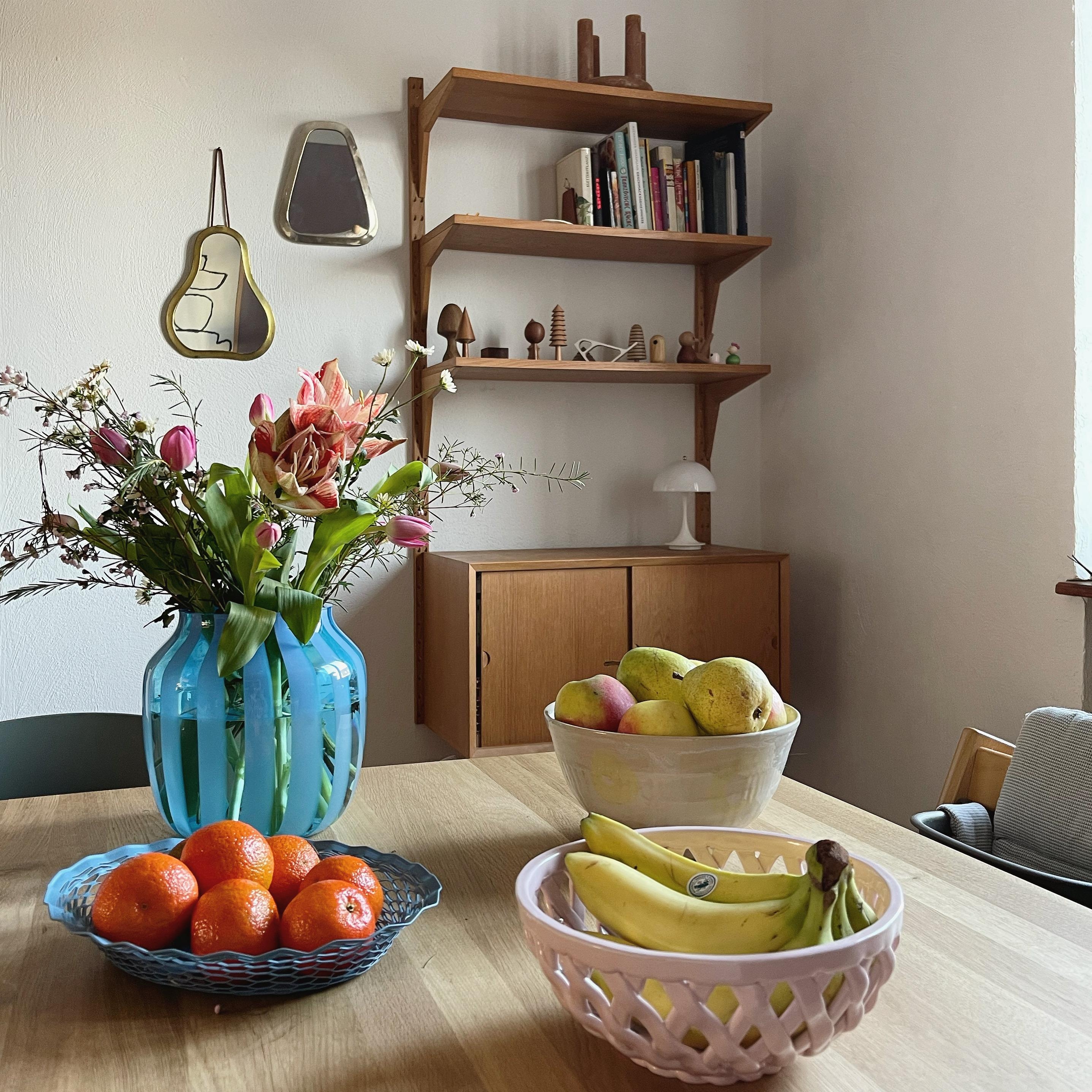 #living#home#interior#interiør#altbauliebe#wohnen#skandinavisch#couchstyle#esszimmer#regal#keramik#blumen#esstisch