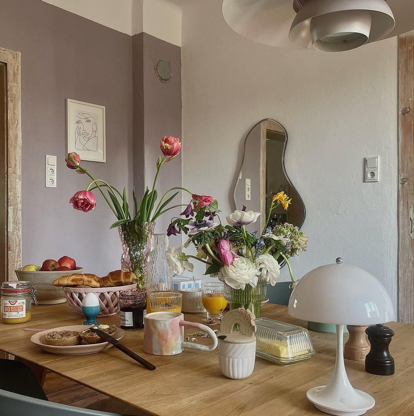 #living#home#interior#interiør#altbauliebe#wohnen#skandinavisch#couchstyle#esszimmer#spiegel#frühstück#blumen#esstisch