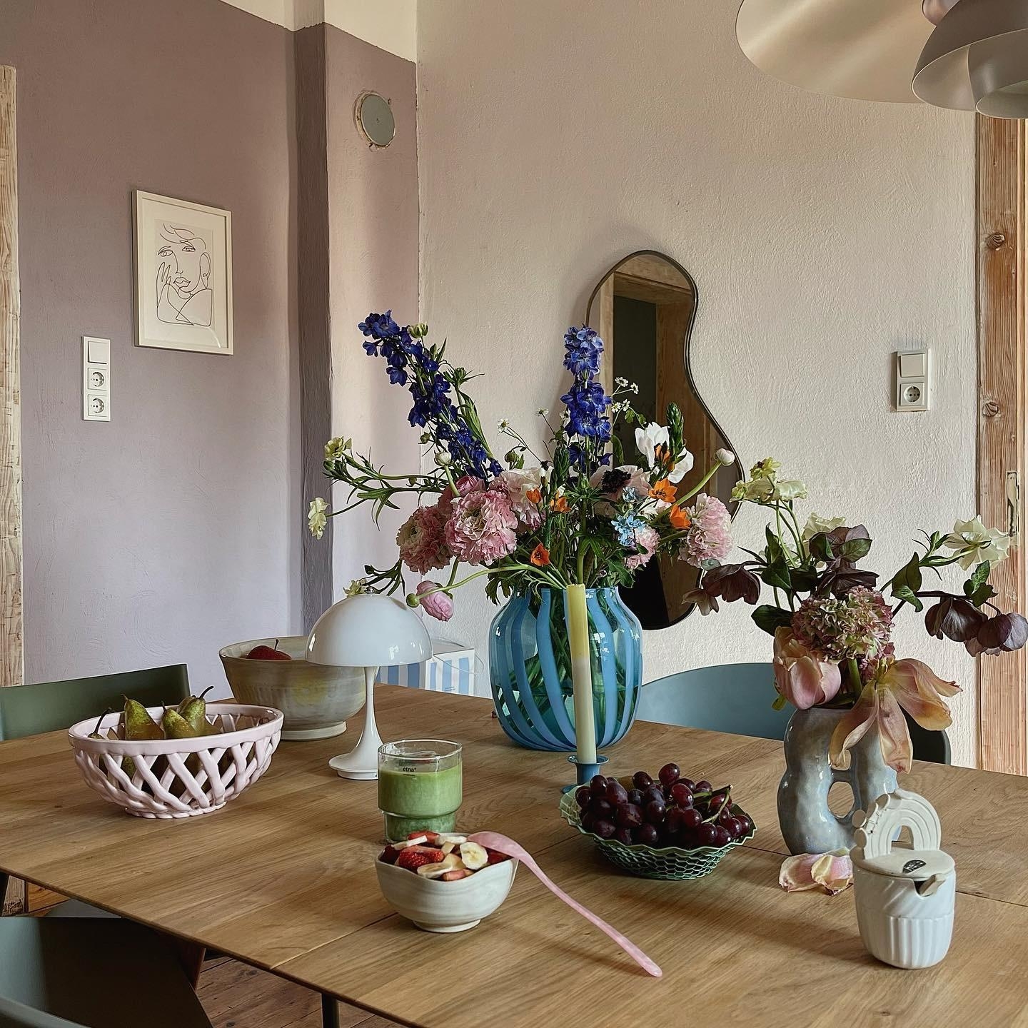 #living#home#interior#interiør#altbauliebe#wohnen#skandinavisch#couchstyle#esszimmer#spiegel#frühstück#blumen#esstisch