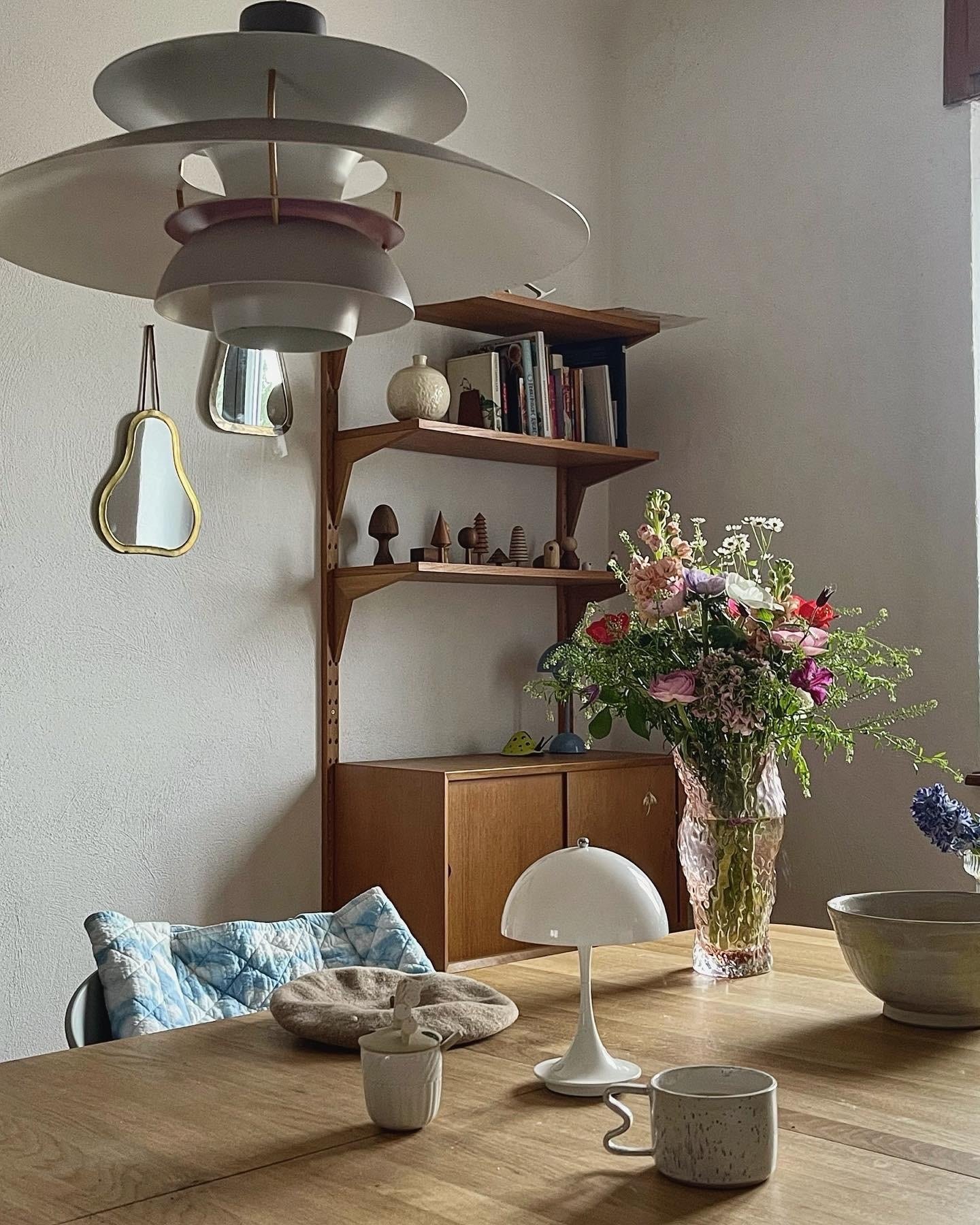 #living#home#interior#interiør#altbauliebe#wohnen#skandinavisch#couchstyle#esszimmer#spiegel#kaffee#blumen#esstisch