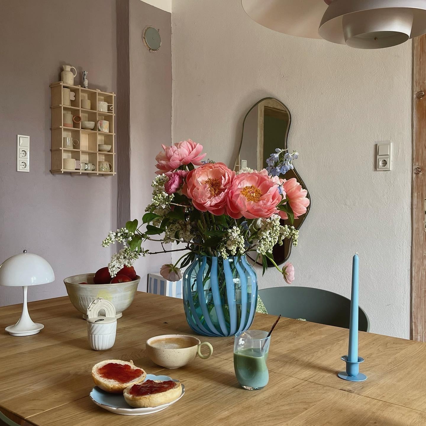 #living#home#interior#interiør#altbauliebe#wohnen#skandinavisch#couchstyle#esszimmer#spiegel#keramik#blumen#esstisch