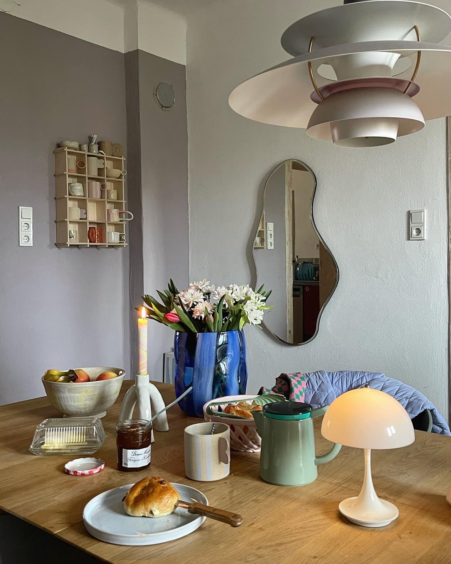 #living#home#interior#interiør#altbauliebe#wohnen#skandinavisch#couchstyle#esszimmer#spiegel#regal#blumen#esstisch