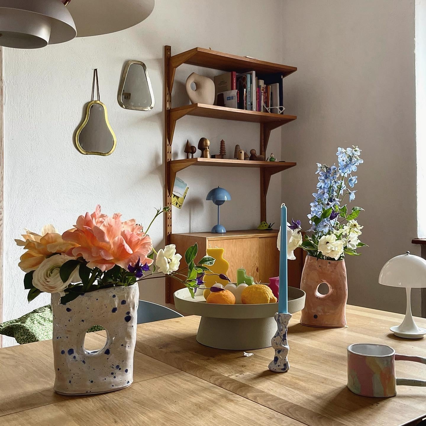 #living#home#interior#interiør#altbauliebe#wohnen#skandinavisch#couchstyle#esszimmer#spiegel#regal#blumen#esstisch