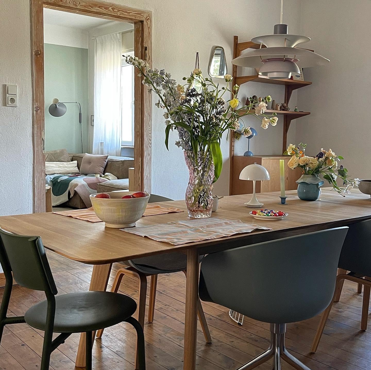 #living#home#interior#interiør#altbauliebe#wohnen#skandinavisch#couchstyle#esszimmer#spiegel#regal#blumen#esstisch#stühl
