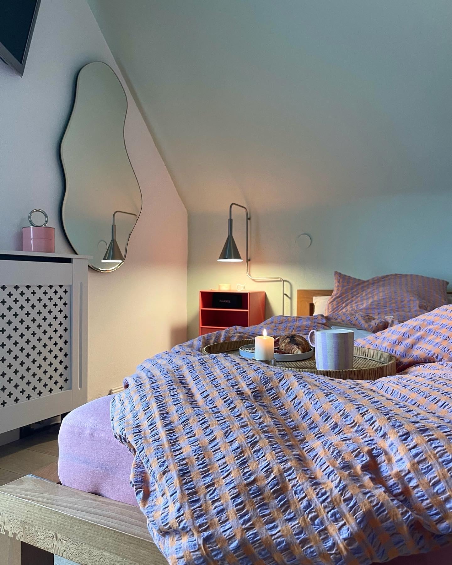 #living#home#interior#interiør#altbauliebe#wohnen#skandinavisch#couchstyle#schlafzimmer#bett#bettwäsche#lampe#farben