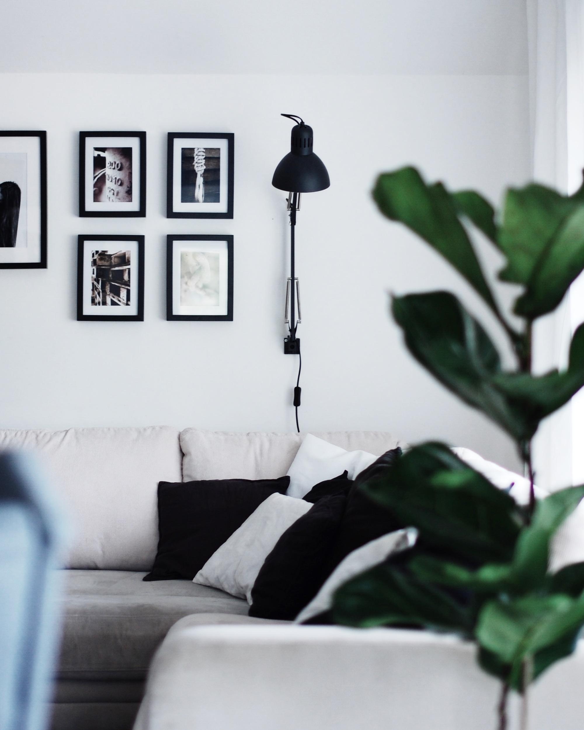 #livingroom #geigenfeige #interior #schreibtischlampe #interiorinspiration #bilderwand 