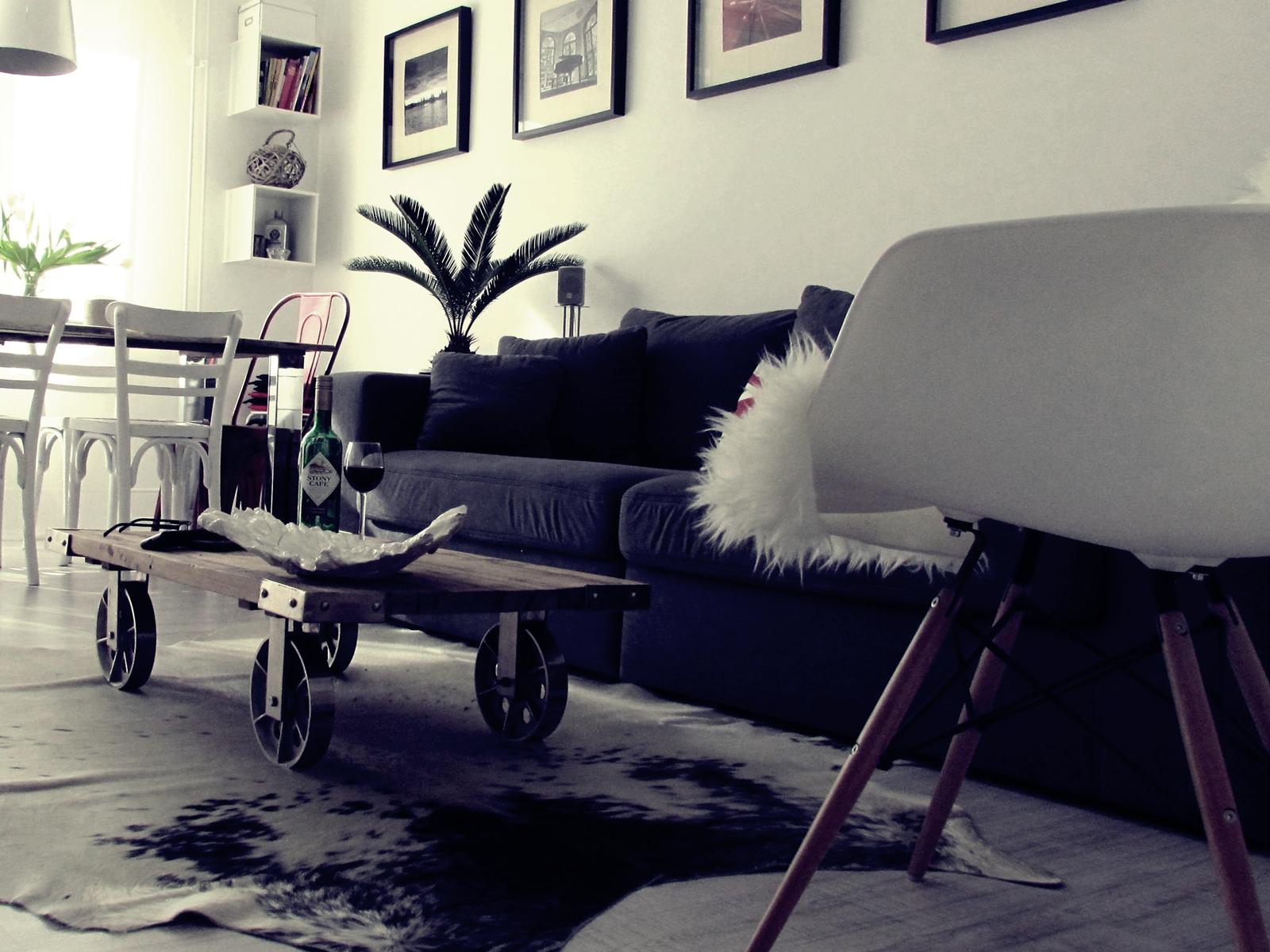 Livingroom im Industrie Look #couchtisch #wohnzimmer #industriedesign #weißerstuhl #metallstuhl #kuhfellteppich #xxlsofa #industriedesigncouchtisch ©roomrevolution