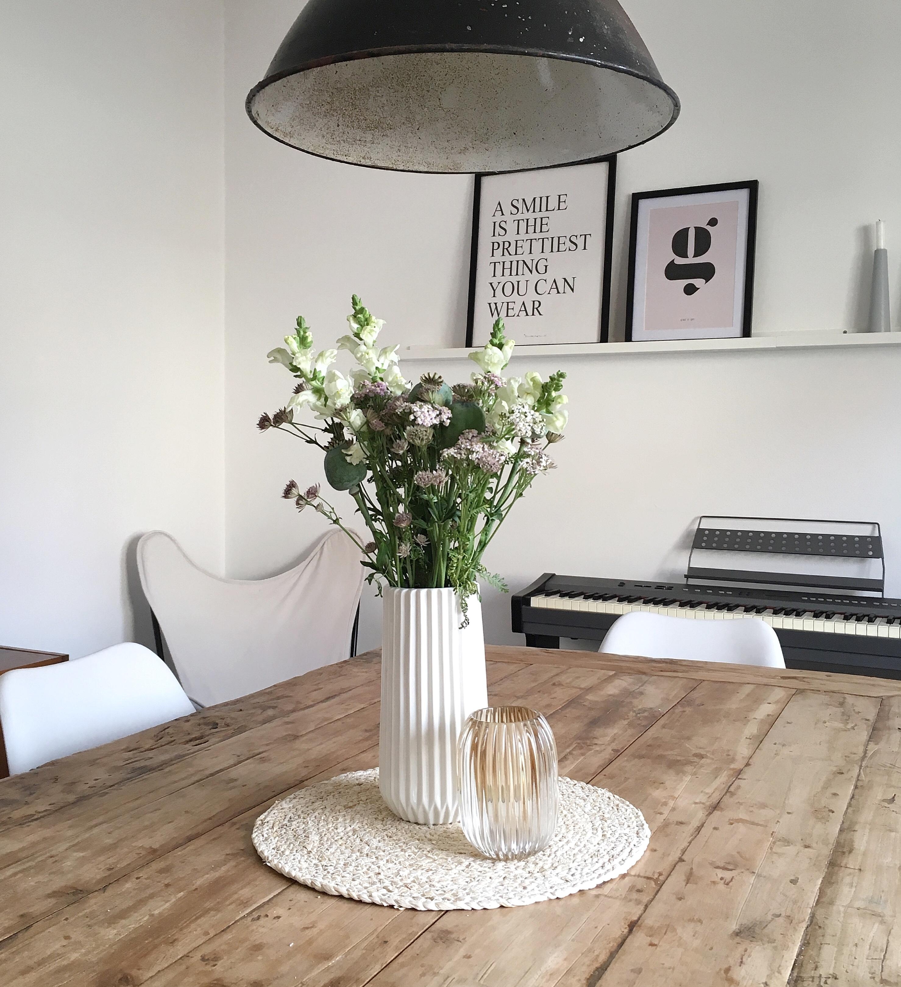 Livingroom in an old house
und immer frische Blumen
#couchstyle #interiorinspo #livingroom #tabletop #details