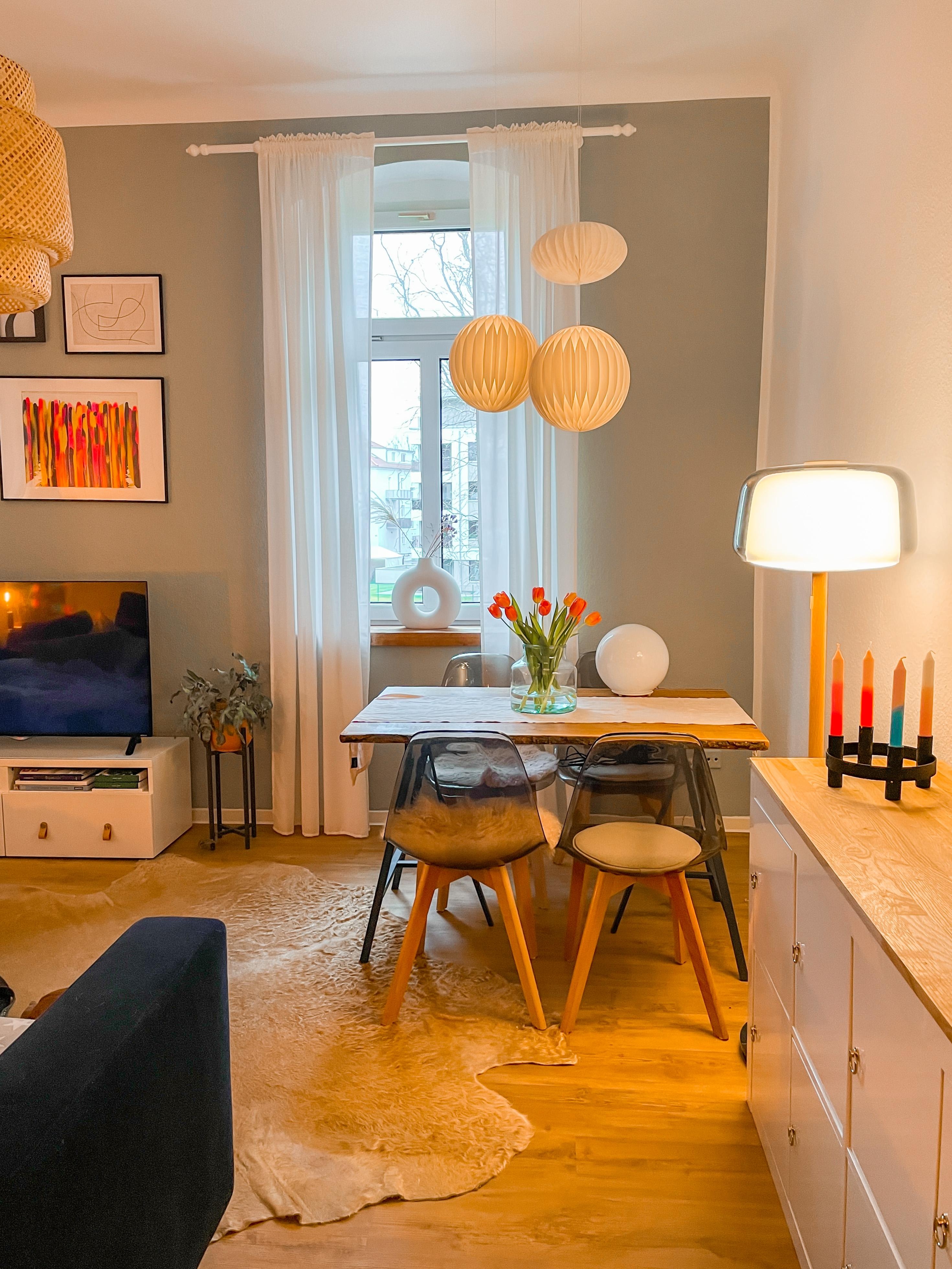 #livingroom #lampen #beleuchtung #cozy #kerzen #schönerwohnenfarbe #jadegrün #kunst #bunt 