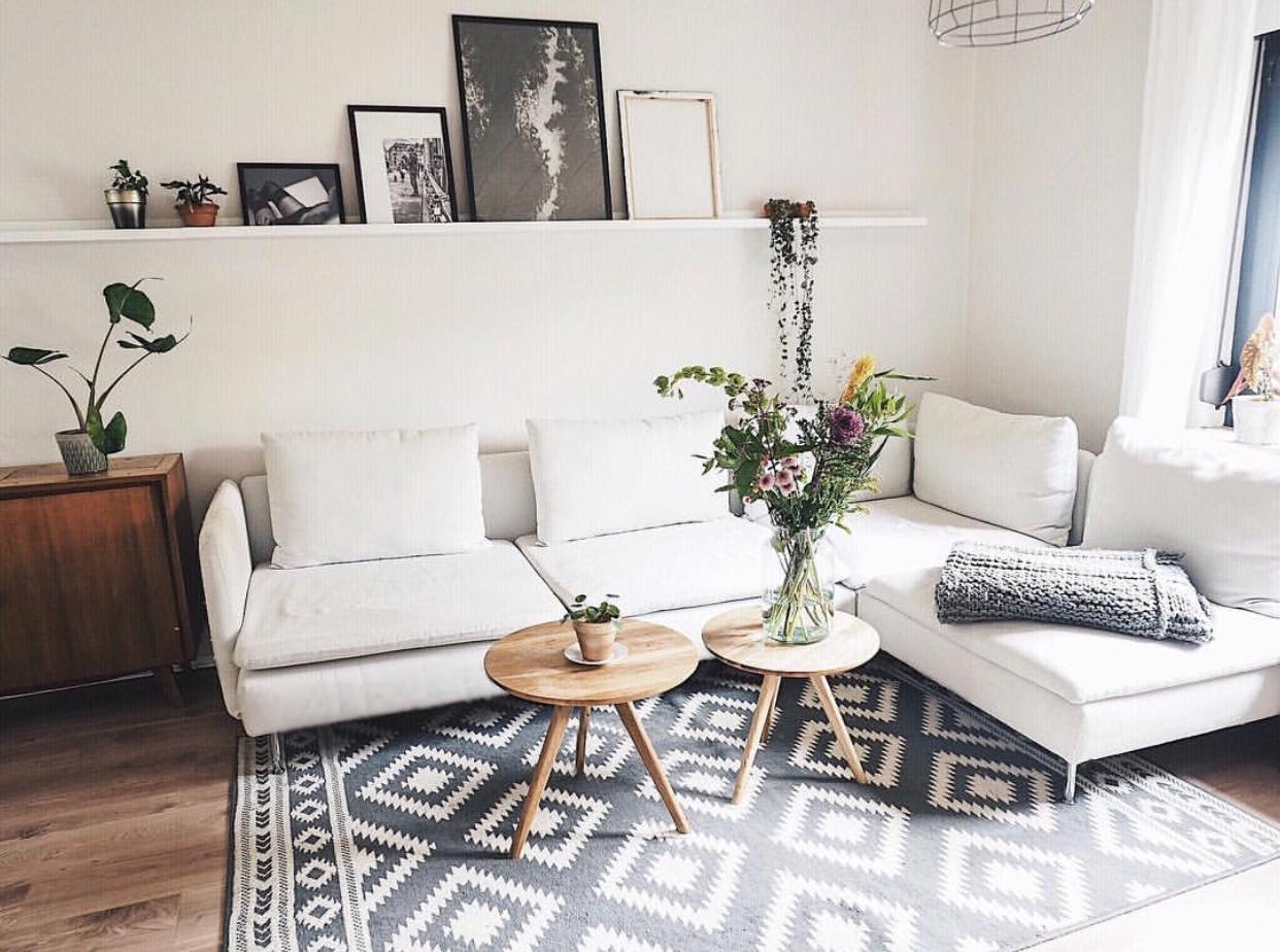 Livingroom.
#livingroom #freshflowers #skandistyle #couchliebt