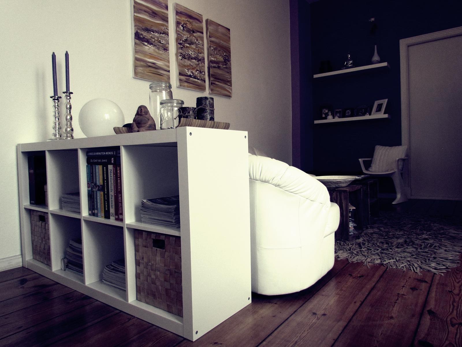 Livingroom mit lila Akzenten #wohnzimmer #ikea #raumteiler #wandbild #ikeaexpedit ©roomrevolution