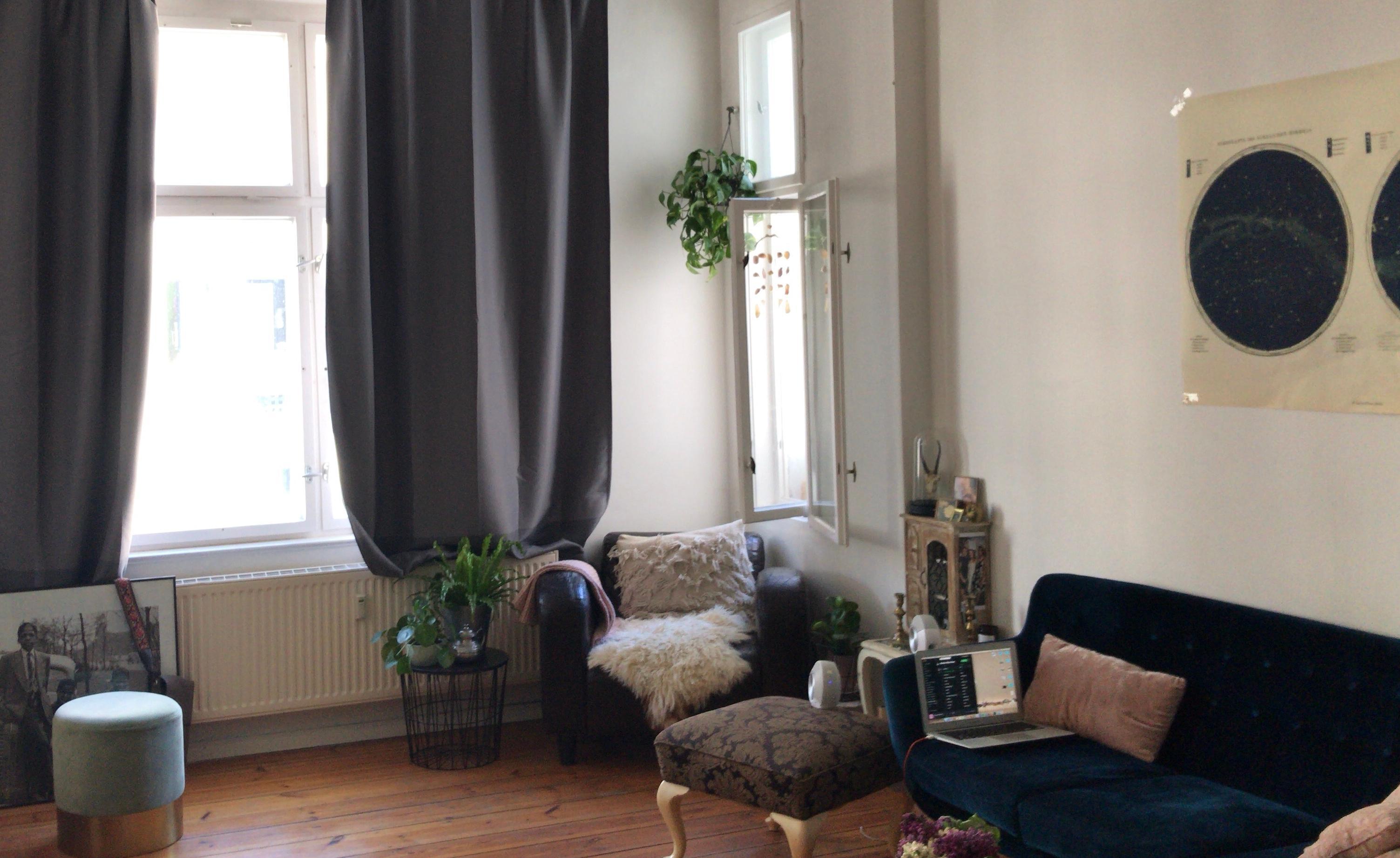 #livingroom 
#velvetcouch #plantsathome #sternkarte #samthocker #hauptstadtwohnung #holzdielen #lammfell 