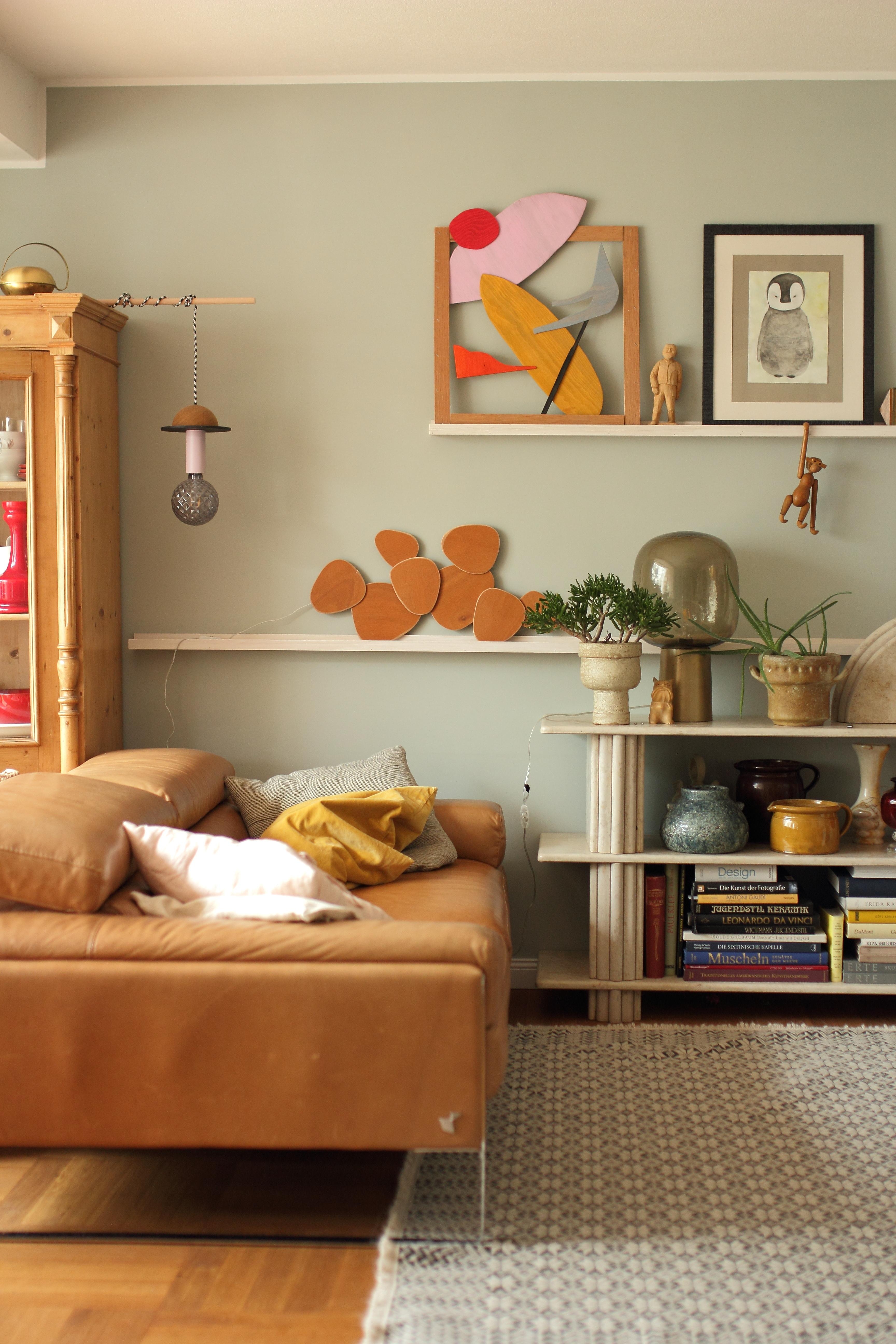 #livingroom #wohnzimmer #diybild #diylampen #alpina #sanftermorgentau #midcentury #marmorregal 