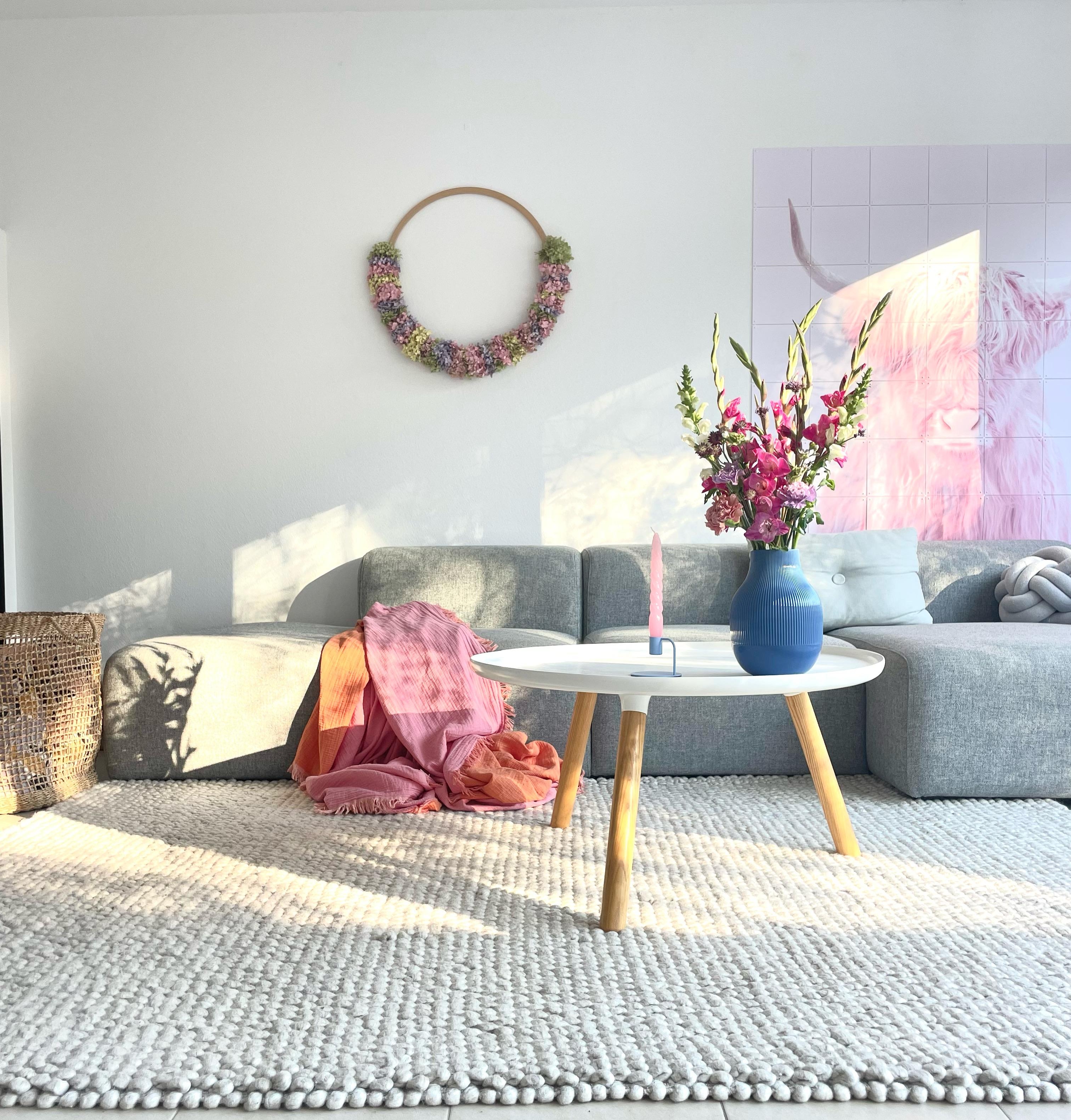 #livingroom #wohnzimmer #spätsommer #licht #bilderwand #hortensienkranz 