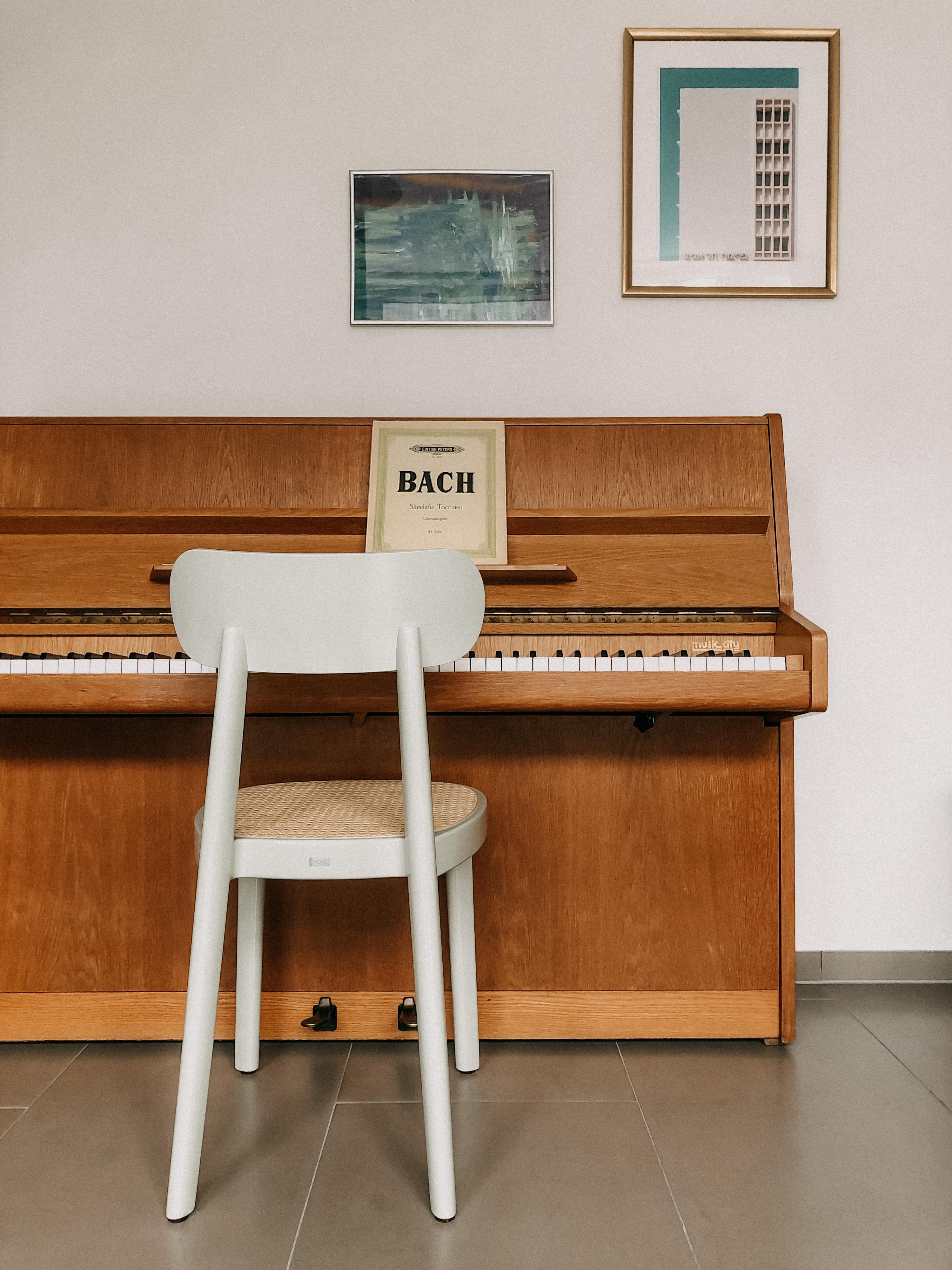 #livingroom #wohnzimmer #thonet #piano #klavier #art #telaviv #bauhaus #bach #favoritecomposer #mylivingroom