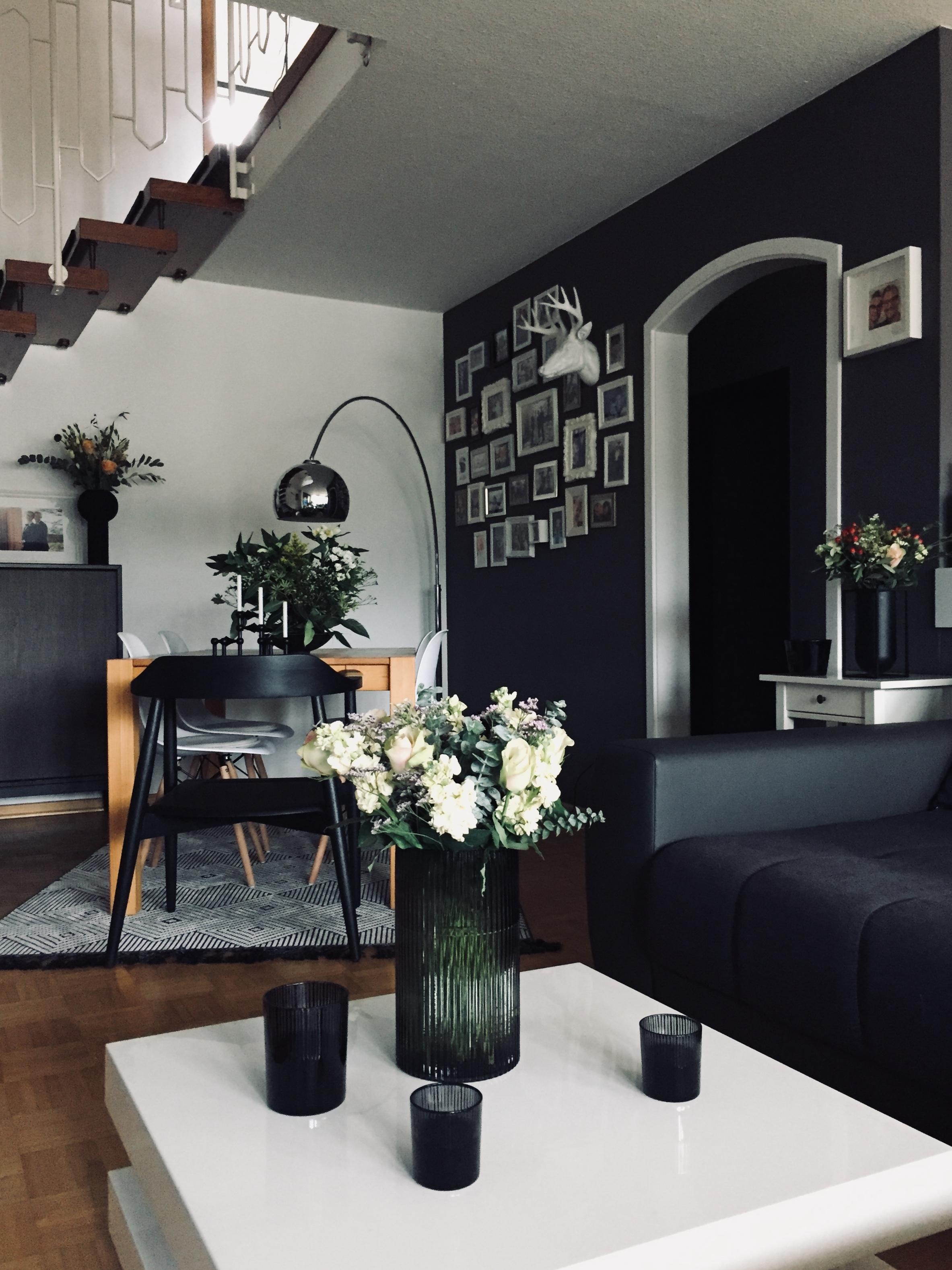#Livingroom#Bloom#Mydarkhome#couch#wohnzimmer#esszimmer#herbst#herbstlich#grau#wanddeko#kerzen#home