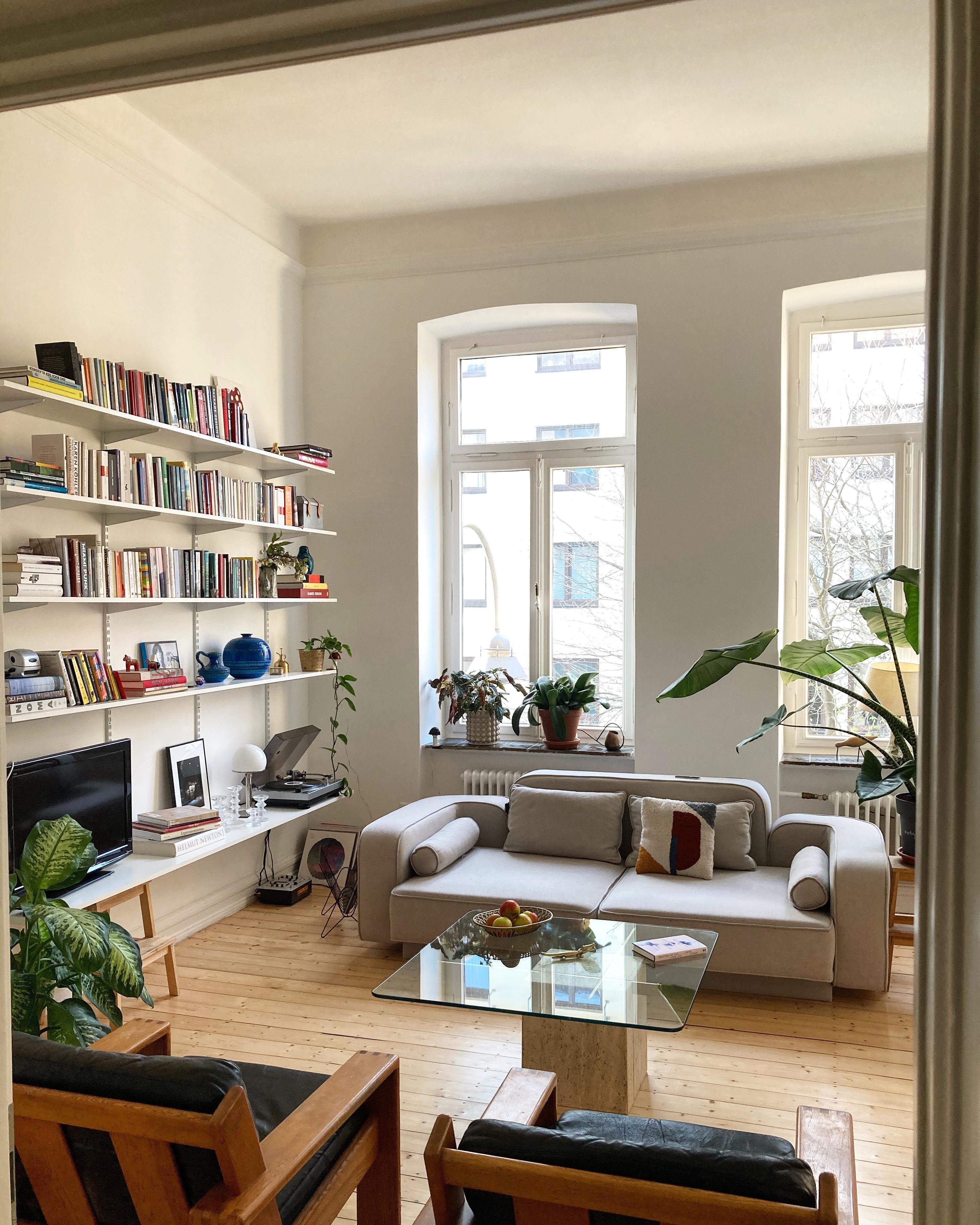 #livingroom#skandinavischwohnen#altbauliebe#bücherregal#cozyhome#plantlover