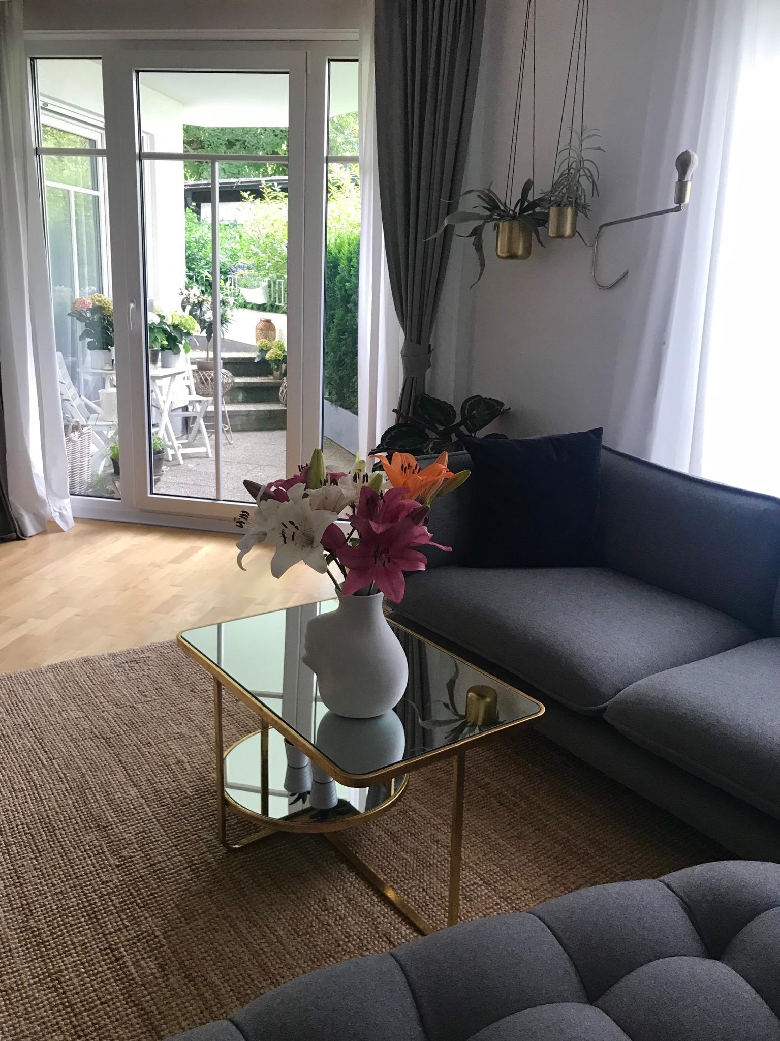 LIVINGROOMVIEW 
•
•
#nawyshome #livingroom #lilien #blickinsgrüne #happywednesday