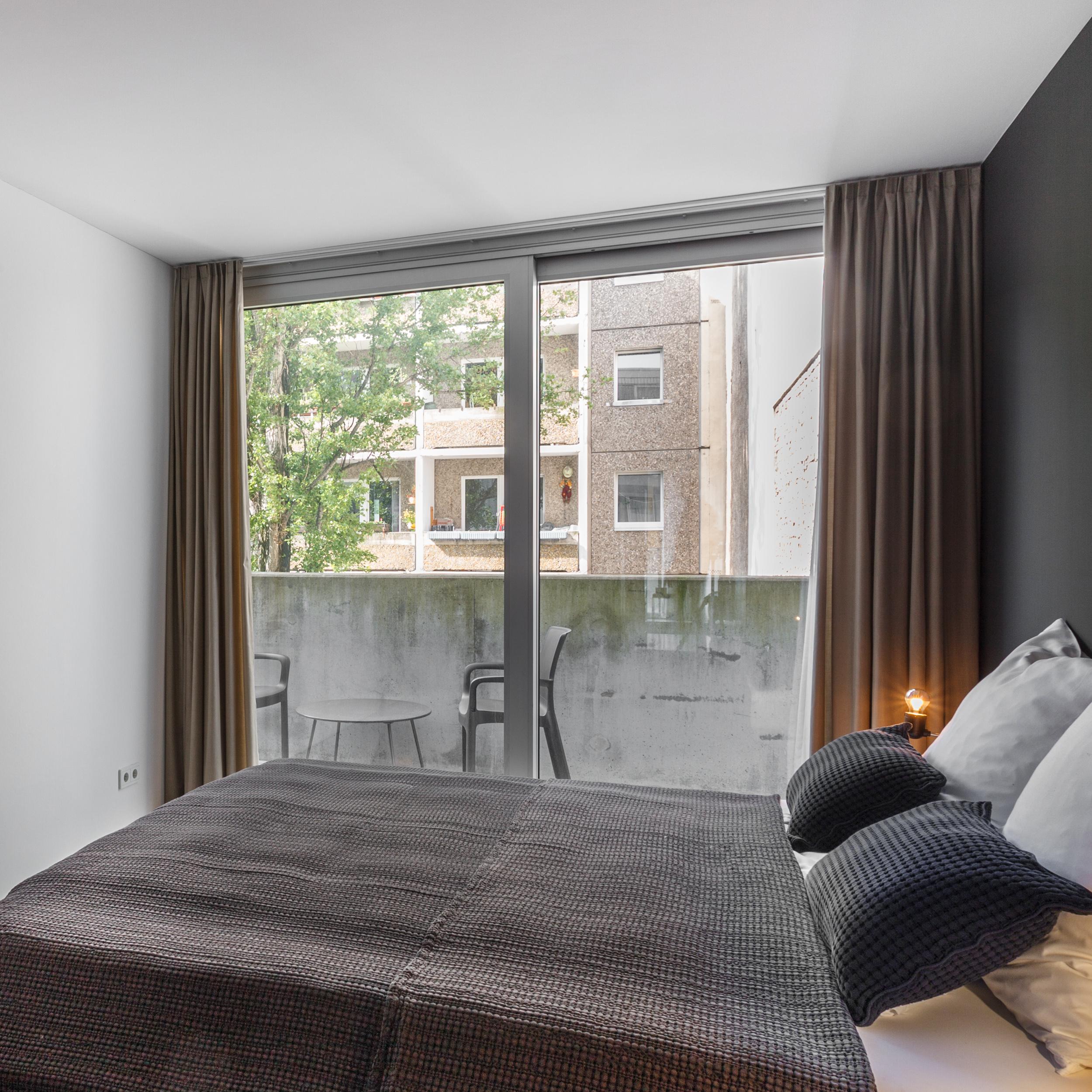 Loft Schlafzimmer #grauewand #tagesdecke #vorhang #bodentiefefenster #schlafzimmerbeleuchtung ©EMMA B. HOME