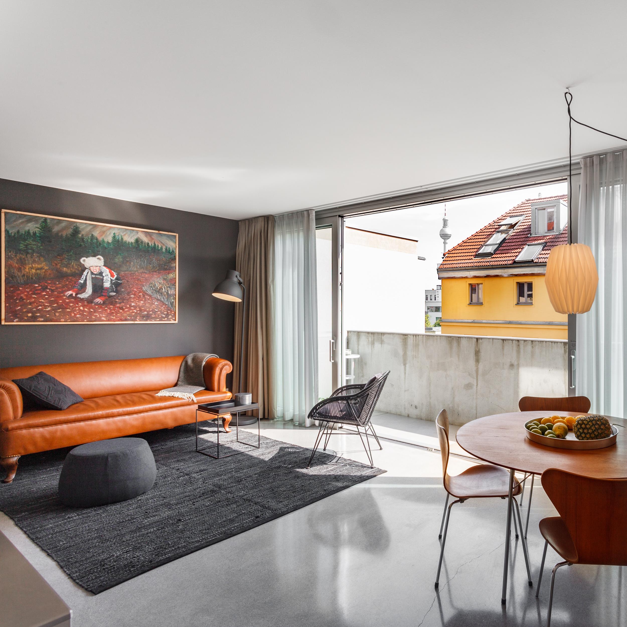 Loft Wohnzimmer mit Vintage Design Klassikern #loft #cognac #farrow&ball ©EMMA B. HOME