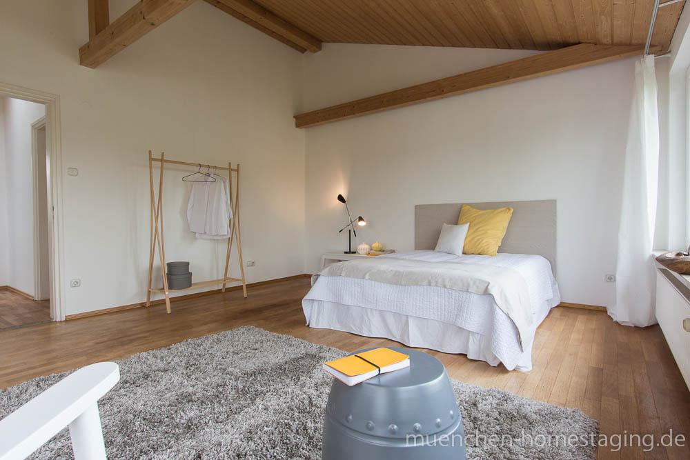 Loftartiges Schlafzimmer mit Designkleiderständer #einrichtungsberatung ©Münchner Home Staging Agentur