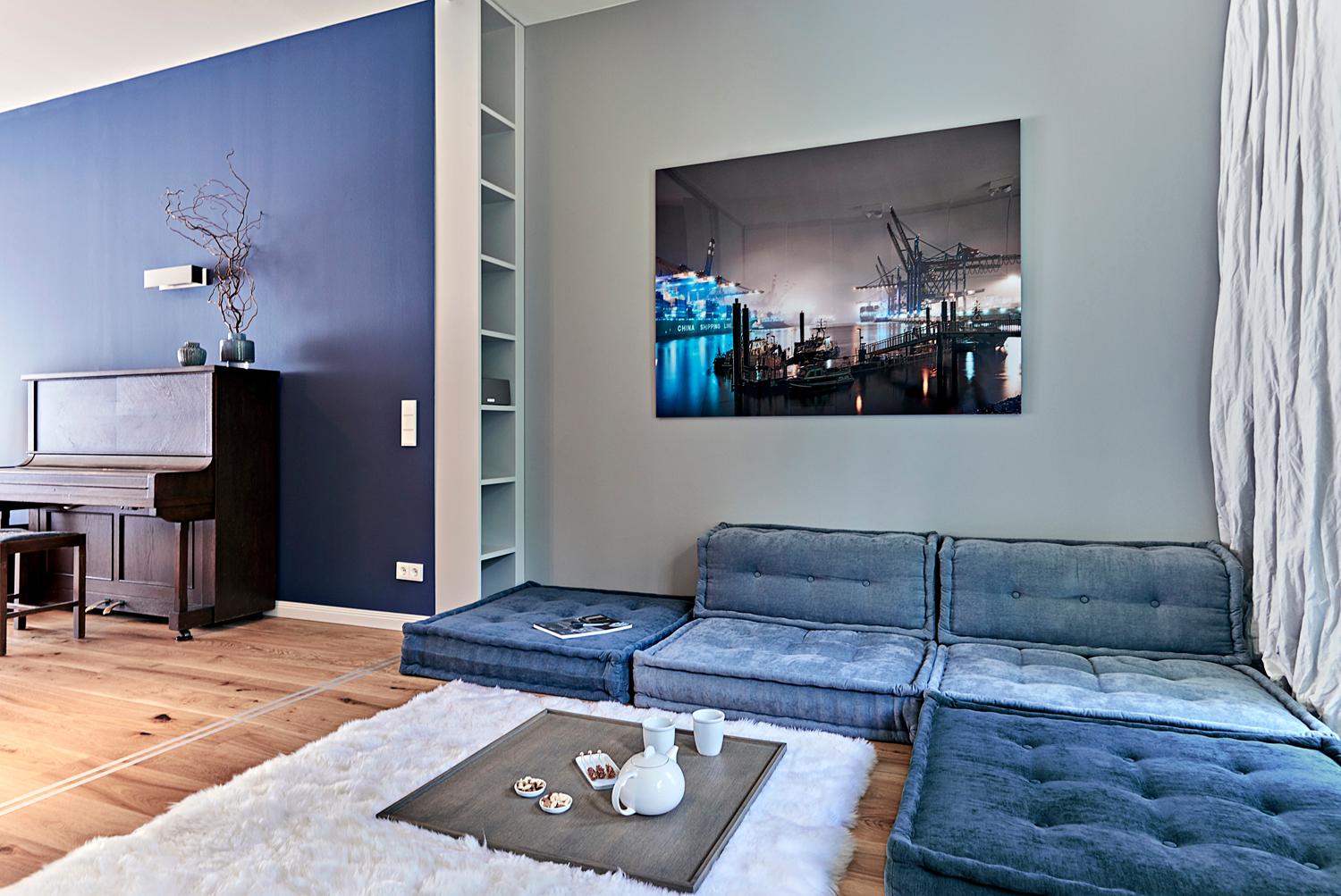 Lounge Bereich in Blautönen #tablett #loungebereich ©Michael Pfeiffer Fotografie