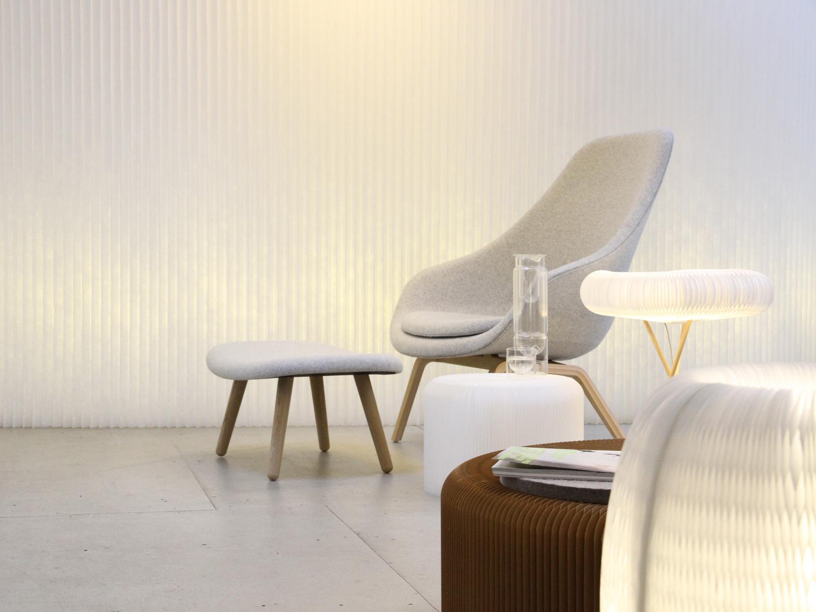 Lounge Chair mit Beistelltisch, Leuchte und Raumteiler #raumteiler ©Foto: Silke Heinze