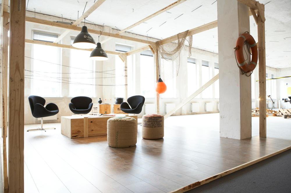 Lounge im Musterbüro #büro #sessel #shabbychic #deckenbalken ©Uwe Gaertner